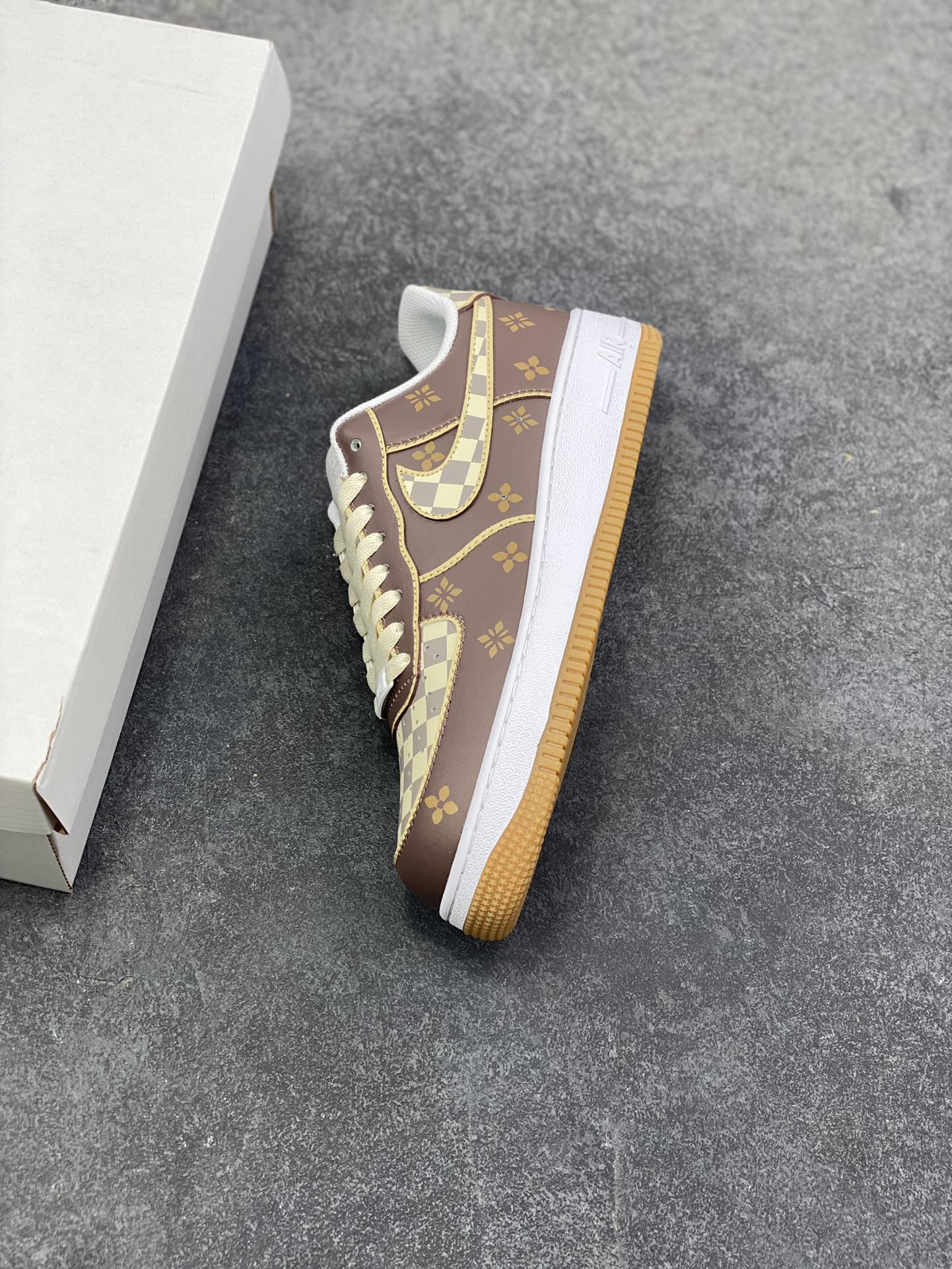 图片[7]-Nike Air Force 1 Low 印花棕 空军一号低帮运动休闲板鞋 原楦头原纸板 打造纯正空军版型 专注外贸渠道 全掌内置蜂窝气垫 原盒配件 原厂中底钢印、拉帮完美 货号：DJ2739-100 尺码：36 36.5 37.5 38 38.5 39 40 40.5 41 42 42.5 43 44 44.5 45-选品中心