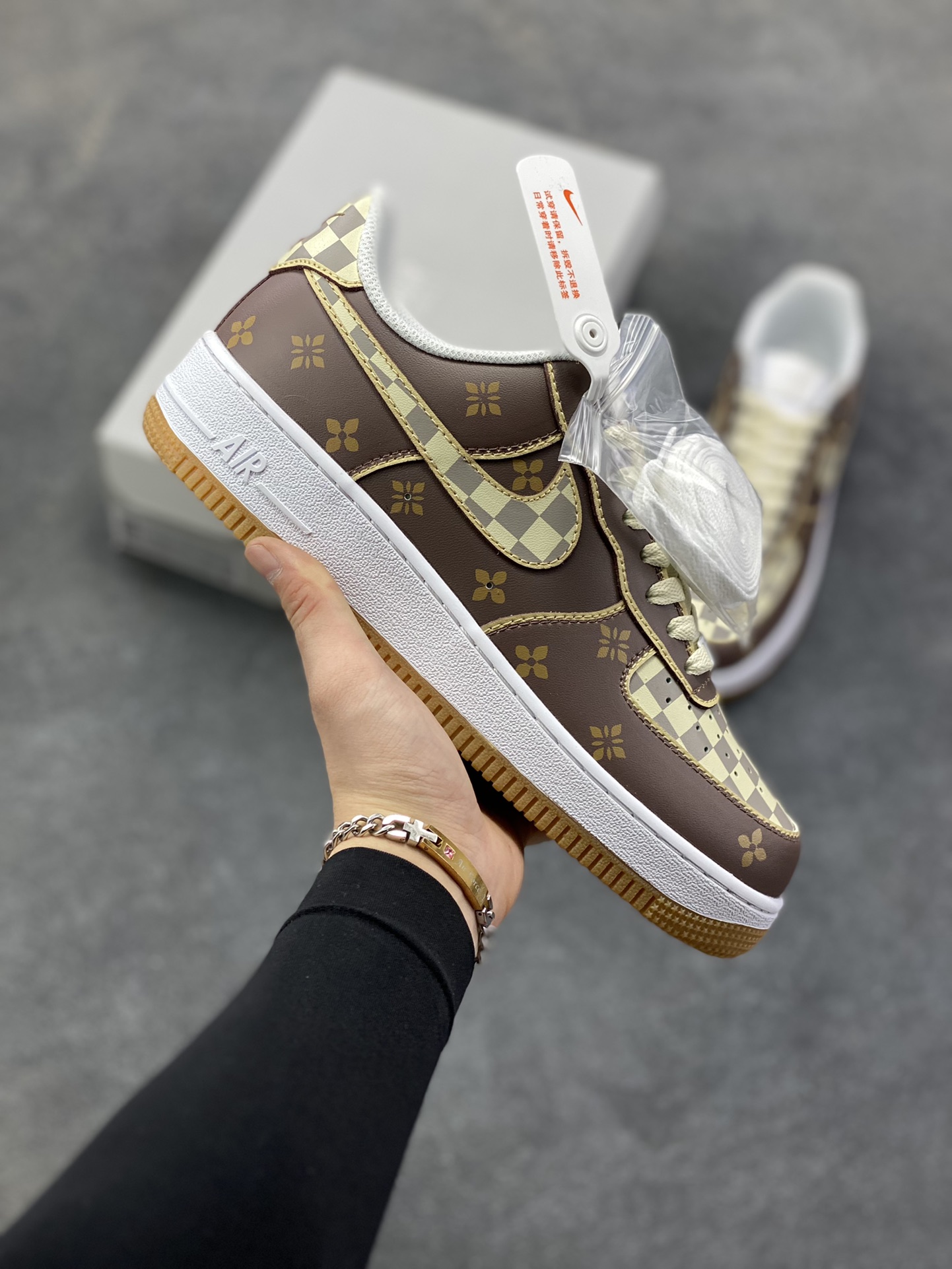 Nike Air Force 1 Low 印花棕 空军一号低帮运动休闲板鞋 原楦头原纸板 打造纯正空军版型 专注外贸渠道 全掌内置蜂窝气垫 原盒配件 原厂中底钢印、拉帮完美 货号：DJ2739-100 尺码：36 36.5 37.5 38 38.5 39 40 40.5 41 42 42.5 43 44 44.5 45-选品中心