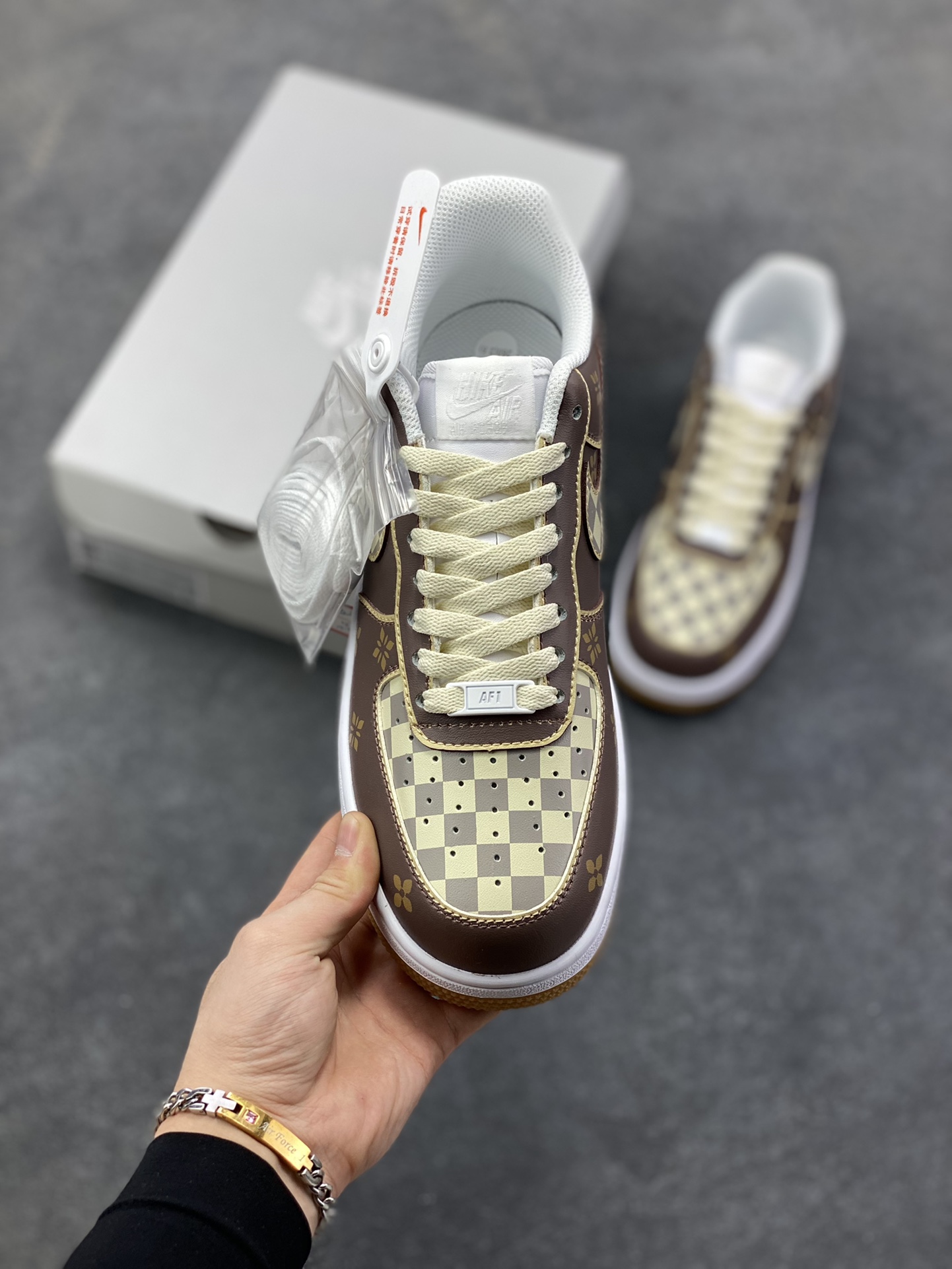 图片[2]-Nike Air Force 1 Low 印花棕 空军一号低帮运动休闲板鞋 原楦头原纸板 打造纯正空军版型 专注外贸渠道 全掌内置蜂窝气垫 原盒配件 原厂中底钢印、拉帮完美 货号：DJ2739-100 尺码：36 36.5 37.5 38 38.5 39 40 40.5 41 42 42.5 43 44 44.5 45-选品中心