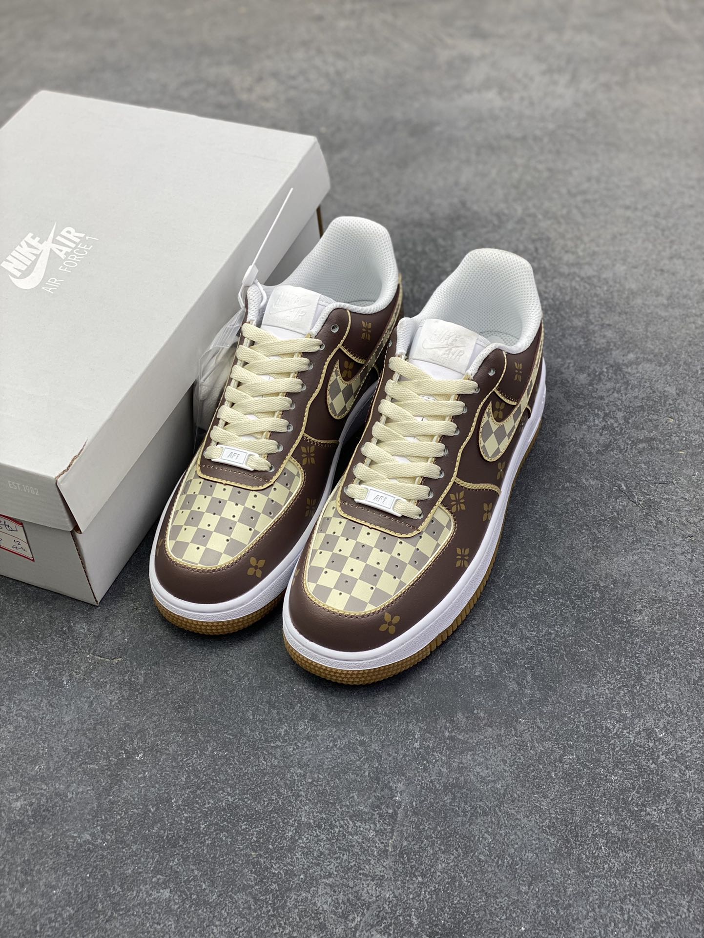 图片[8]-Nike Air Force 1 Low 印花棕 空军一号低帮运动休闲板鞋 原楦头原纸板 打造纯正空军版型 专注外贸渠道 全掌内置蜂窝气垫 原盒配件 原厂中底钢印、拉帮完美 货号：DJ2739-100 尺码：36 36.5 37.5 38 38.5 39 40 40.5 41 42 42.5 43 44 44.5 45-选品中心