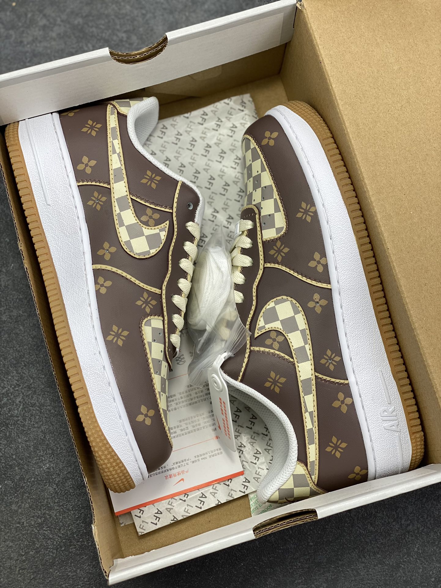 图片[9]-Nike Air Force 1 Low 印花棕 空军一号低帮运动休闲板鞋 原楦头原纸板 打造纯正空军版型 专注外贸渠道 全掌内置蜂窝气垫 原盒配件 原厂中底钢印、拉帮完美 货号：DJ2739-100 尺码：36 36.5 37.5 38 38.5 39 40 40.5 41 42 42.5 43 44 44.5 45-选品中心