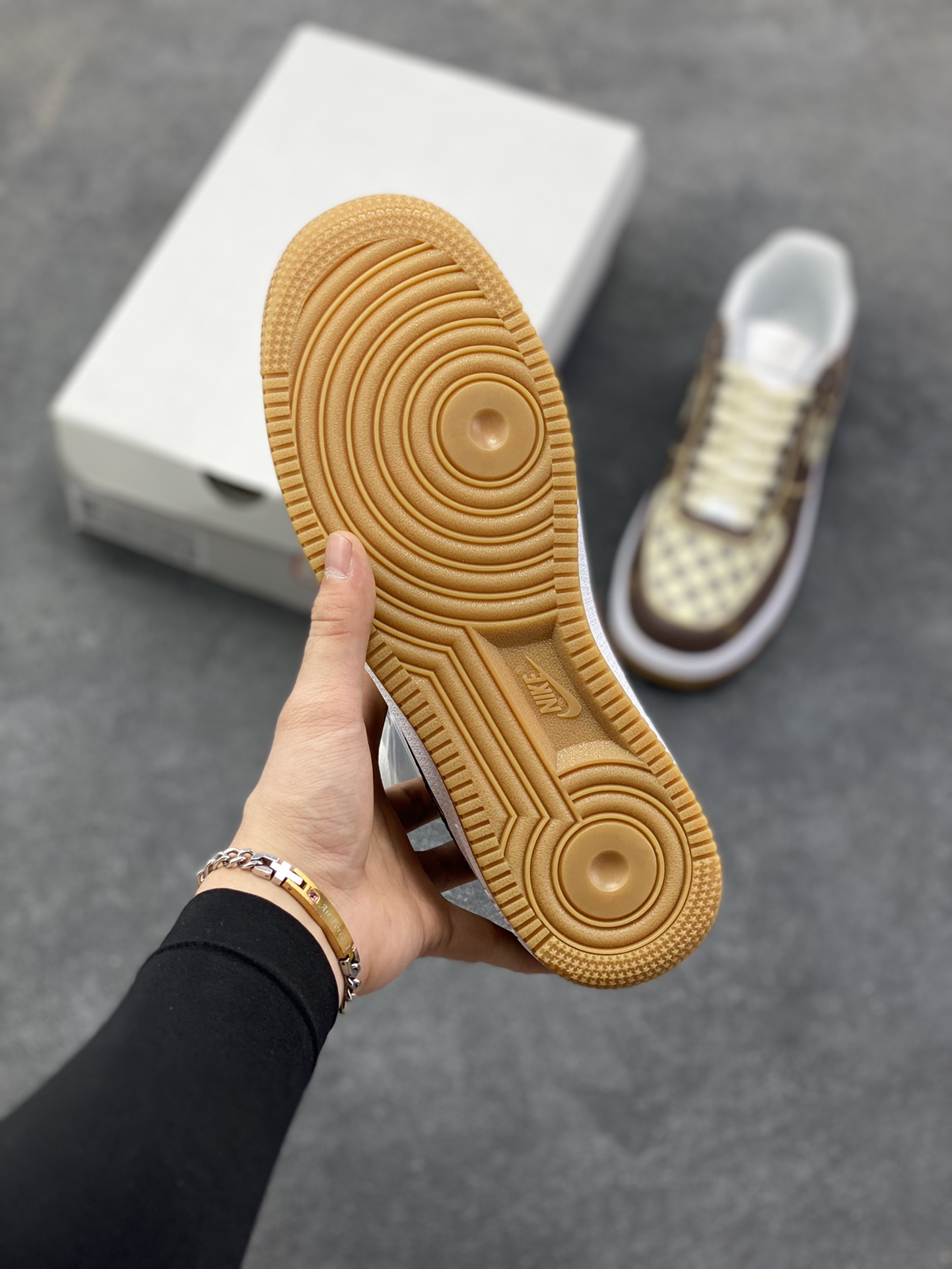 图片[5]-Nike Air Force 1 Low 印花棕 空军一号低帮运动休闲板鞋 原楦头原纸板 打造纯正空军版型 专注外贸渠道 全掌内置蜂窝气垫 原盒配件 原厂中底钢印、拉帮完美 货号：DJ2739-100 尺码：36 36.5 37.5 38 38.5 39 40 40.5 41 42 42.5 43 44 44.5 45-选品中心