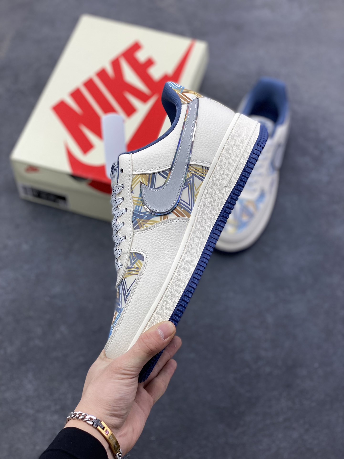 图片[3]-NIke Air Force 1 \’07 Low “PALACE联名——米白积木”空军一号 低帮 运动鞋 休闲鞋 折边针车 工艺难度大 原楦头原纸板 原装鞋盒 定制五金配件 内置全掌气垫 原厂鞋底 货号：XL1979-122 尺码：36 36.5 37.5 38 38.5 39 40 40.5 41 42 42.5 43 44 44.5 45-选品中心