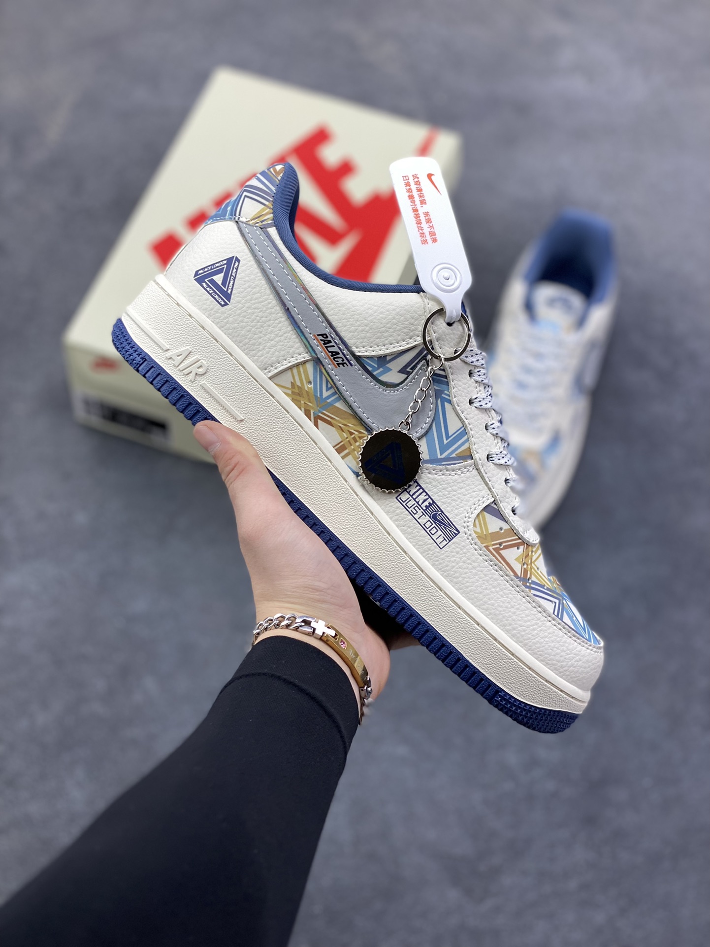 NIke Air Force 1 \'07 Low “PALACE联名——米白积木”空军一号 低帮 运动鞋 休闲鞋 折边针车 工艺难度大 原楦头原纸板 原装鞋盒 定制五金配件 内置全掌气垫 原厂鞋底 货号：XL1979-122 尺码：36 36.5 37.5 38 38.5 39 40 40.5 41 42 42.5 43 44 44.5 45-选品中心