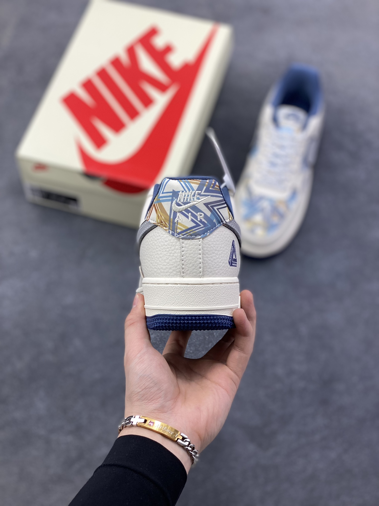 图片[4]-NIke Air Force 1 \’07 Low “PALACE联名——米白积木”空军一号 低帮 运动鞋 休闲鞋 折边针车 工艺难度大 原楦头原纸板 原装鞋盒 定制五金配件 内置全掌气垫 原厂鞋底 货号：XL1979-122 尺码：36 36.5 37.5 38 38.5 39 40 40.5 41 42 42.5 43 44 44.5 45-选品中心