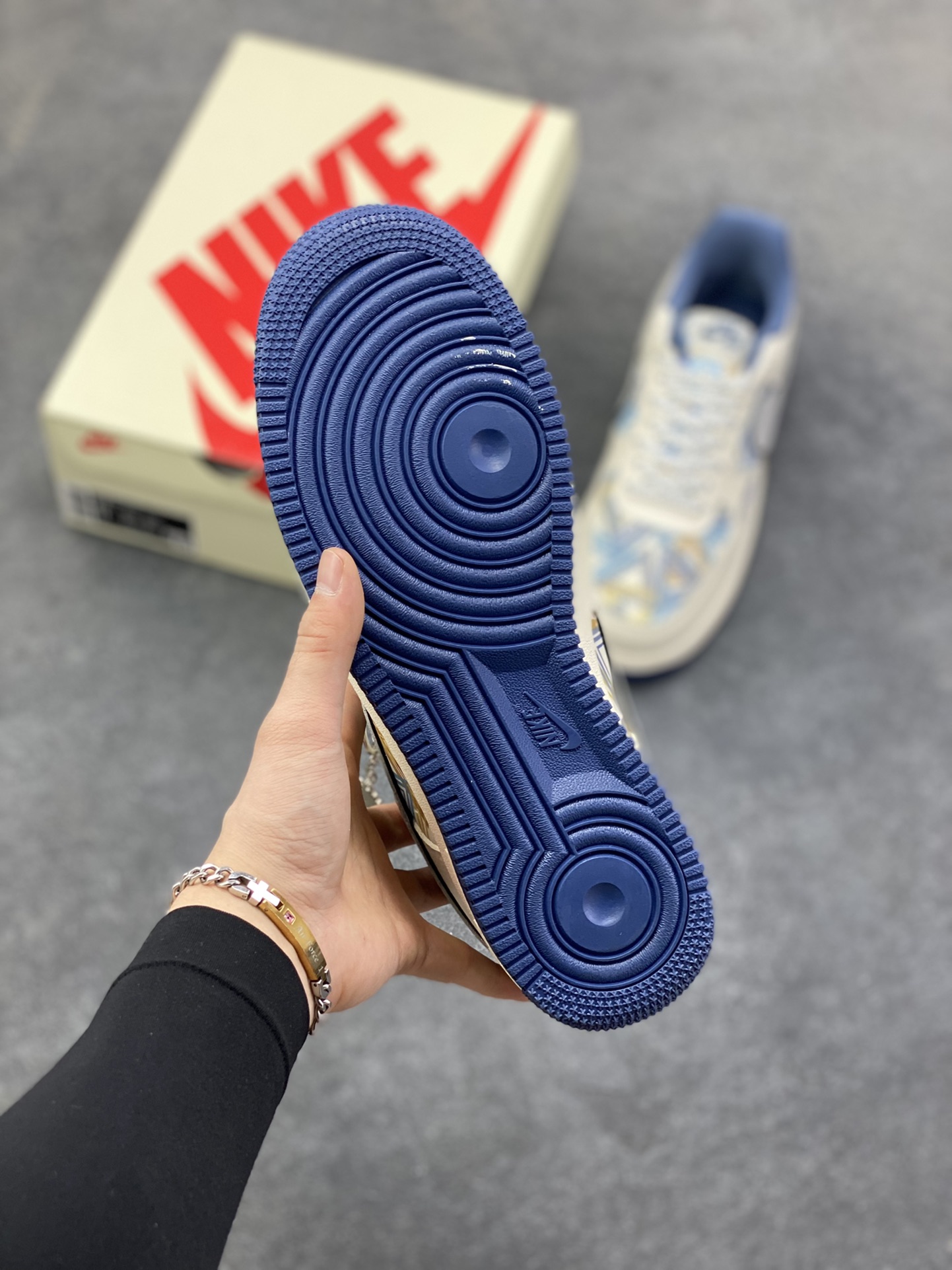 图片[5]-NIke Air Force 1 \’07 Low “PALACE联名——米白积木”空军一号 低帮 运动鞋 休闲鞋 折边针车 工艺难度大 原楦头原纸板 原装鞋盒 定制五金配件 内置全掌气垫 原厂鞋底 货号：XL1979-122 尺码：36 36.5 37.5 38 38.5 39 40 40.5 41 42 42.5 43 44 44.5 45-选品中心