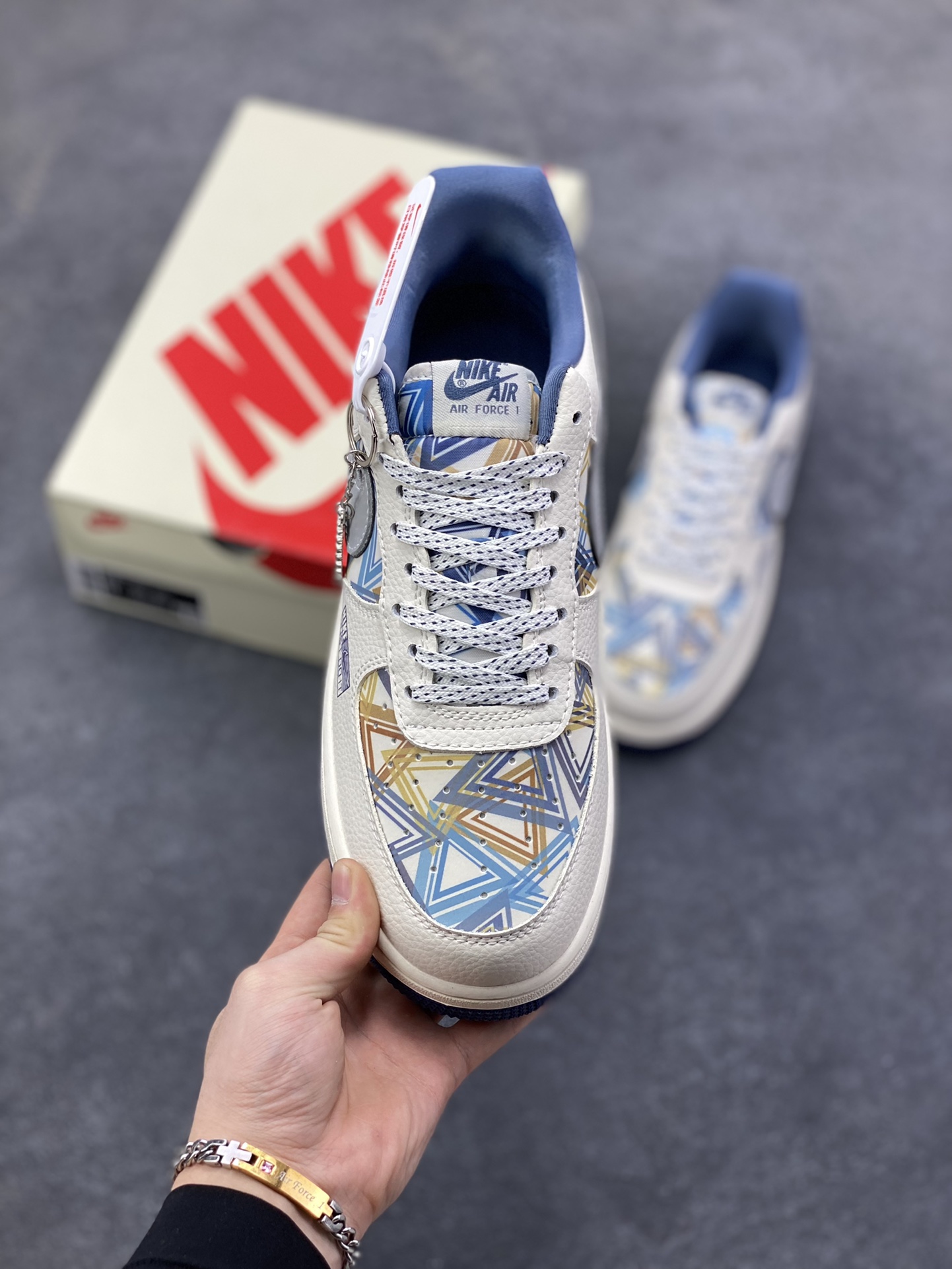 图片[2]-NIke Air Force 1 \’07 Low “PALACE联名——米白积木”空军一号 低帮 运动鞋 休闲鞋 折边针车 工艺难度大 原楦头原纸板 原装鞋盒 定制五金配件 内置全掌气垫 原厂鞋底 货号：XL1979-122 尺码：36 36.5 37.5 38 38.5 39 40 40.5 41 42 42.5 43 44 44.5 45-选品中心