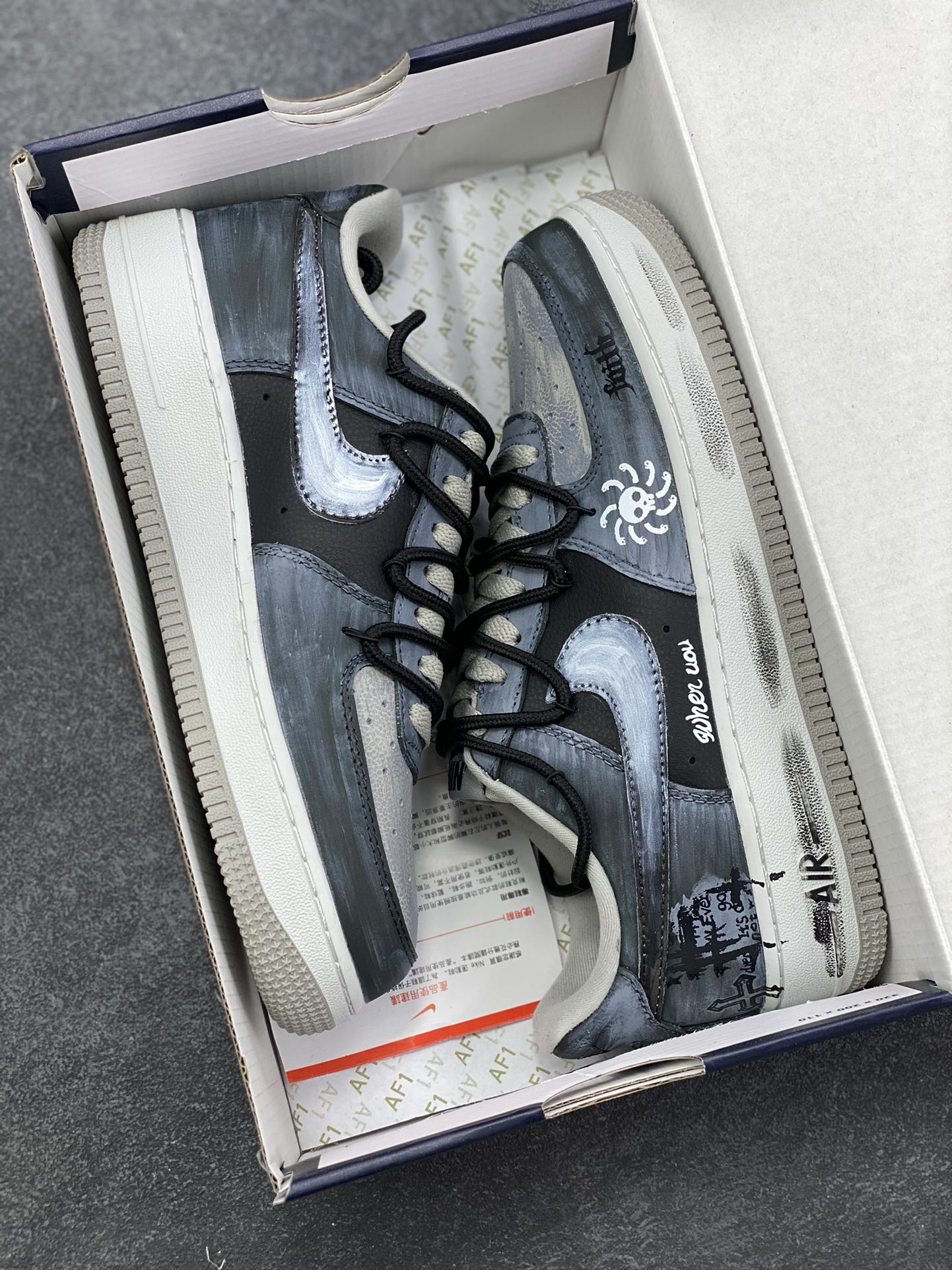 图片[9]-手绘涂鸦“墨痕骷髅”Nike Air Force 1 “Ink stained skeleton”空军一号定制板鞋 鞋身以层次分明的灰白黑铺陈，像是被雾霭晕染的旧墙——鞋头的“Faith”暗纹藏着隐晦情绪，鞋侧那枚带触须的骷髅涂鸦，混着潦草笔迹的“when uou”，把叛逆气揉进了斑驳墨痕里。就连标志性的Swoosh都裹着做旧笔触，鞋底的“Air”标识也沾了灰调晕染，像是刚从街头涂鸦现场走出来 货号：CW6871-777 尺码：36 36.5 37.5 38 38.5 39 40 40.5 41 42 42.5 43 44 44.5 45-选品中心