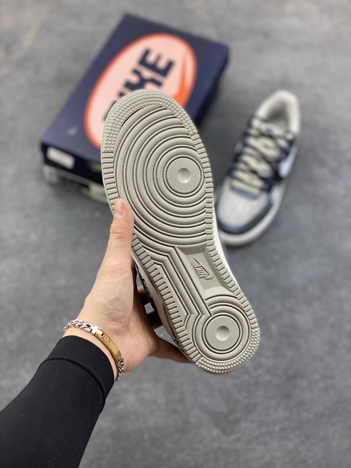 图片[5]-手绘涂鸦“墨痕骷髅”Nike Air Force 1 “Ink stained skeleton”空军一号定制板鞋 鞋身以层次分明的灰白黑铺陈，像是被雾霭晕染的旧墙——鞋头的“Faith”暗纹藏着隐晦情绪，鞋侧那枚带触须的骷髅涂鸦，混着潦草笔迹的“when uou”，把叛逆气揉进了斑驳墨痕里。就连标志性的Swoosh都裹着做旧笔触，鞋底的“Air”标识也沾了灰调晕染，像是刚从街头涂鸦现场走出来 货号：CW6871-777 尺码：36 36.5 37.5 38 38.5 39 40 40.5 41 42 42.5 43 44 44.5 45-选品中心