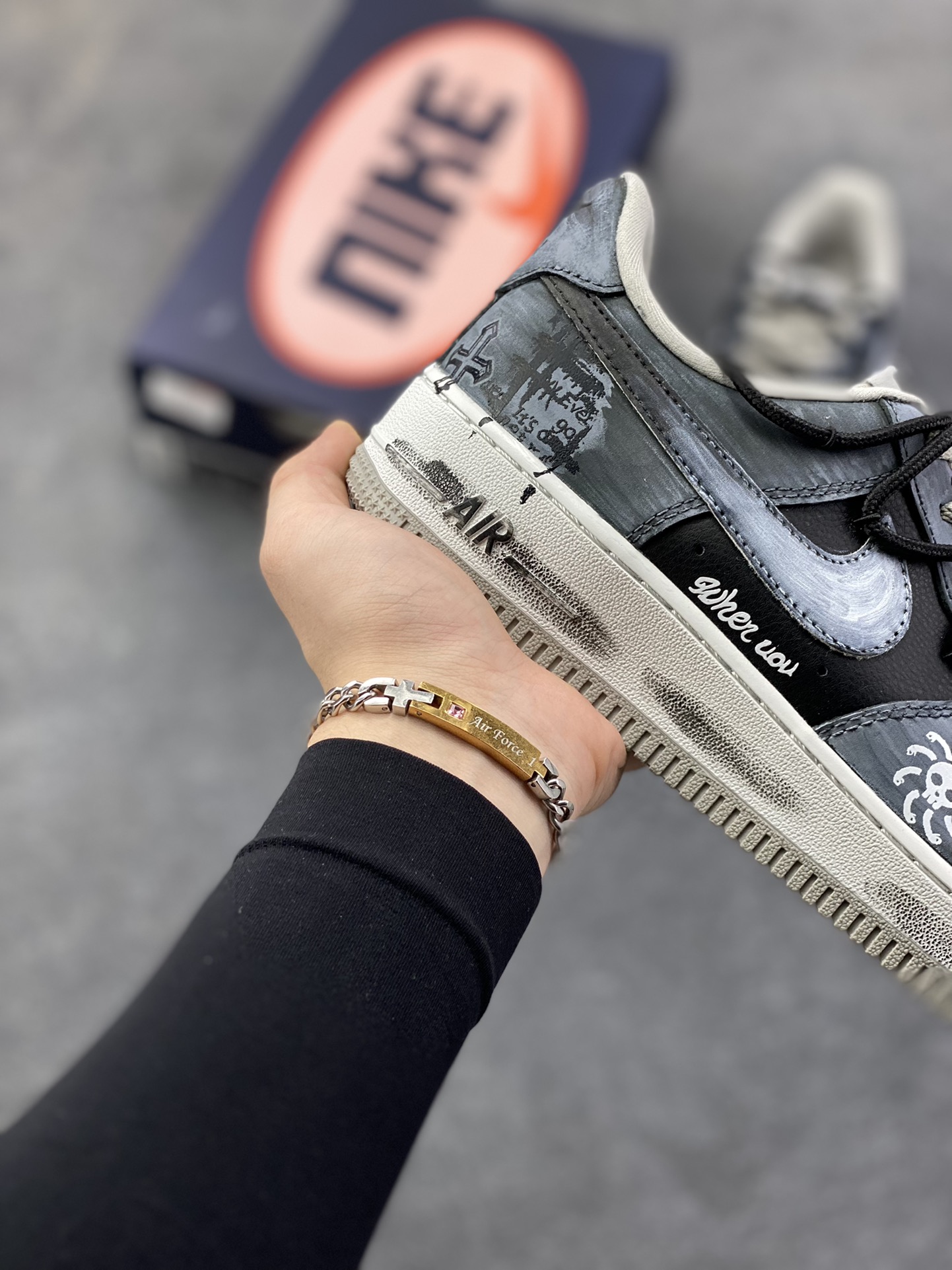 图片[6]-手绘涂鸦“墨痕骷髅”Nike Air Force 1 “Ink stained skeleton”空军一号定制板鞋 鞋身以层次分明的灰白黑铺陈，像是被雾霭晕染的旧墙——鞋头的“Faith”暗纹藏着隐晦情绪，鞋侧那枚带触须的骷髅涂鸦，混着潦草笔迹的“when uou”，把叛逆气揉进了斑驳墨痕里。就连标志性的Swoosh都裹着做旧笔触，鞋底的“Air”标识也沾了灰调晕染，像是刚从街头涂鸦现场走出来 货号：CW6871-777 尺码：36 36.5 37.5 38 38.5 39 40 40.5 41 42 42.5 43 44 44.5 45-选品中心