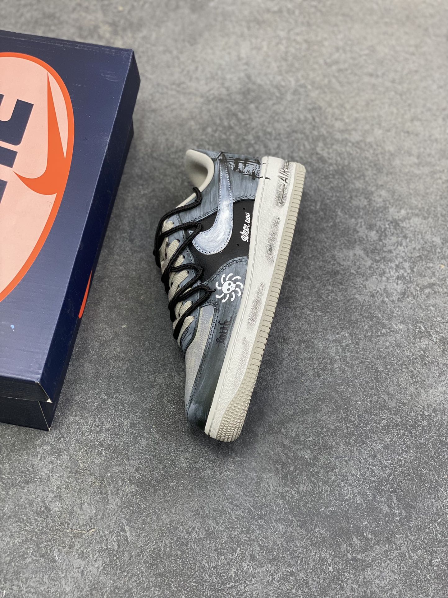 图片[7]-手绘涂鸦“墨痕骷髅”Nike Air Force 1 “Ink stained skeleton”空军一号定制板鞋 鞋身以层次分明的灰白黑铺陈，像是被雾霭晕染的旧墙——鞋头的“Faith”暗纹藏着隐晦情绪，鞋侧那枚带触须的骷髅涂鸦，混着潦草笔迹的“when uou”，把叛逆气揉进了斑驳墨痕里。就连标志性的Swoosh都裹着做旧笔触，鞋底的“Air”标识也沾了灰调晕染，像是刚从街头涂鸦现场走出来 货号：CW6871-777 尺码：36 36.5 37.5 38 38.5 39 40 40.5 41 42 42.5 43 44 44.5 45-选品中心