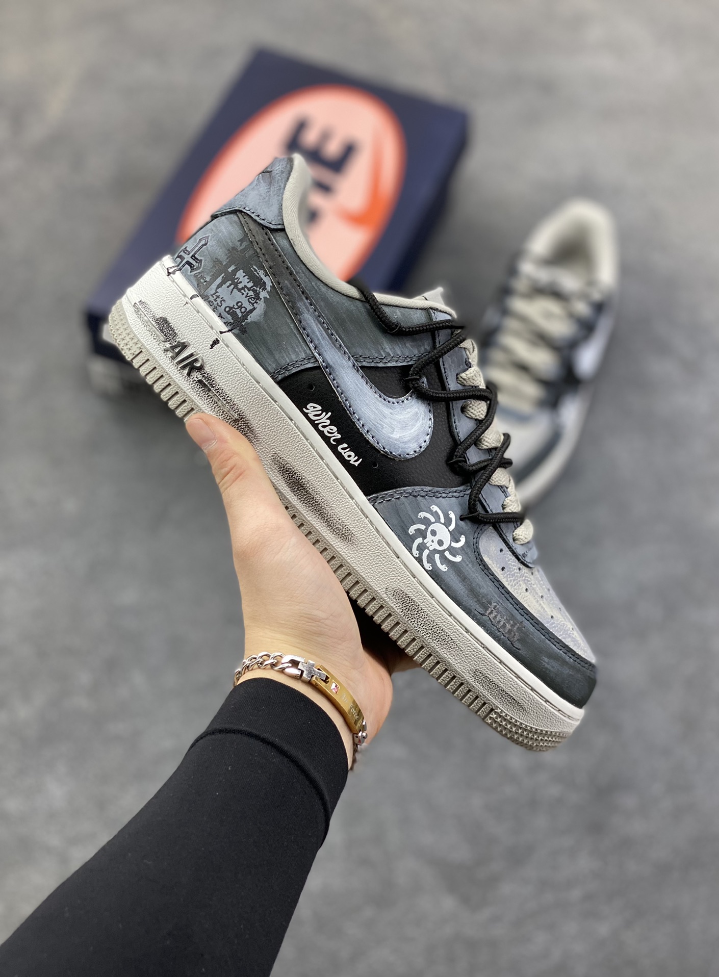 手绘涂鸦“墨痕骷髅”Nike Air Force 1 “Ink stained skeleton”空军一号定制板鞋 鞋身以层次分明的灰白黑铺陈，像是被雾霭晕染的旧墙——鞋头的“Faith”暗纹藏着隐晦情绪，鞋侧那枚带触须的骷髅涂鸦，混着潦草笔迹的“when uou”，把叛逆气揉进了斑驳墨痕里。就连标志性的Swoosh都裹着做旧笔触，鞋底的“Air”标识也沾了灰调晕染，像是刚从街头涂鸦现场走出来 货号：CW6871-777 尺码：36 36.5 37.5 38 38.5 39 40 40.5 41 42 42.5 43 44 44.5 45-选品中心