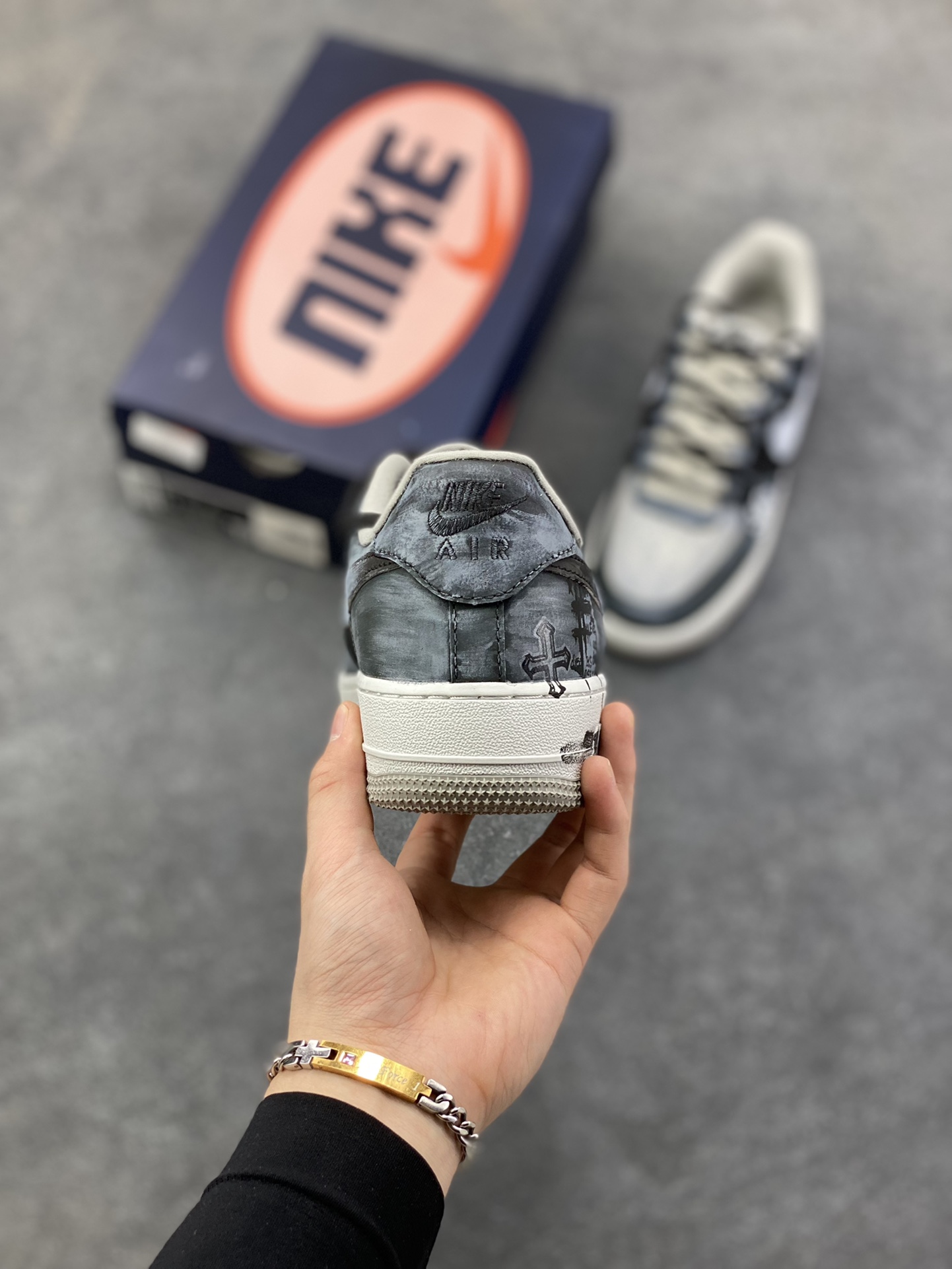 图片[4]-手绘涂鸦“墨痕骷髅”Nike Air Force 1 “Ink stained skeleton”空军一号定制板鞋 鞋身以层次分明的灰白黑铺陈，像是被雾霭晕染的旧墙——鞋头的“Faith”暗纹藏着隐晦情绪，鞋侧那枚带触须的骷髅涂鸦，混着潦草笔迹的“when uou”，把叛逆气揉进了斑驳墨痕里。就连标志性的Swoosh都裹着做旧笔触，鞋底的“Air”标识也沾了灰调晕染，像是刚从街头涂鸦现场走出来 货号：CW6871-777 尺码：36 36.5 37.5 38 38.5 39 40 40.5 41 42 42.5 43 44 44.5 45-选品中心