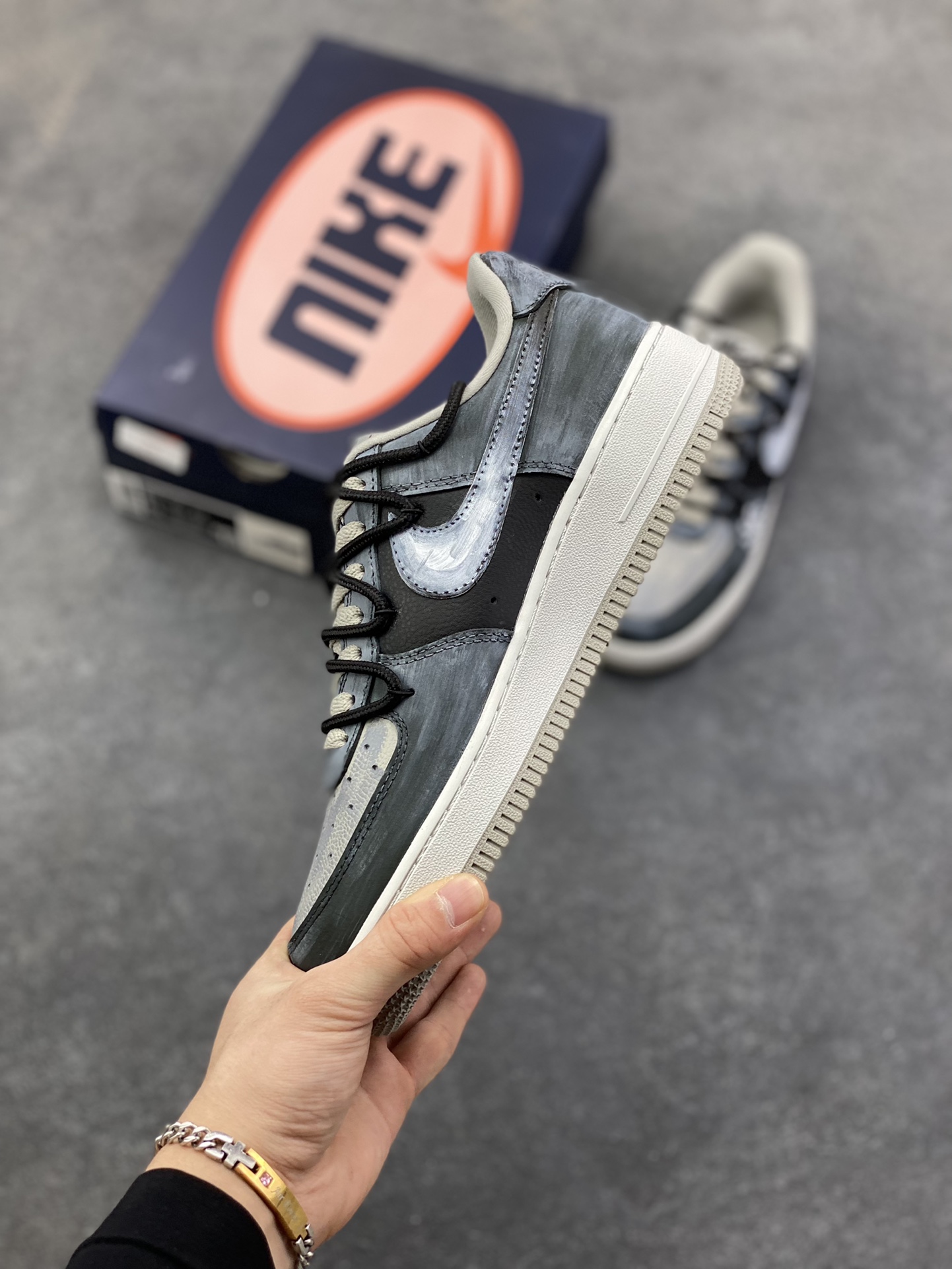 图片[3]-手绘涂鸦“墨痕骷髅”Nike Air Force 1 “Ink stained skeleton”空军一号定制板鞋 鞋身以层次分明的灰白黑铺陈，像是被雾霭晕染的旧墙——鞋头的“Faith”暗纹藏着隐晦情绪，鞋侧那枚带触须的骷髅涂鸦，混着潦草笔迹的“when uou”，把叛逆气揉进了斑驳墨痕里。就连标志性的Swoosh都裹着做旧笔触，鞋底的“Air”标识也沾了灰调晕染，像是刚从街头涂鸦现场走出来 货号：CW6871-777 尺码：36 36.5 37.5 38 38.5 39 40 40.5 41 42 42.5 43 44 44.5 45-选品中心