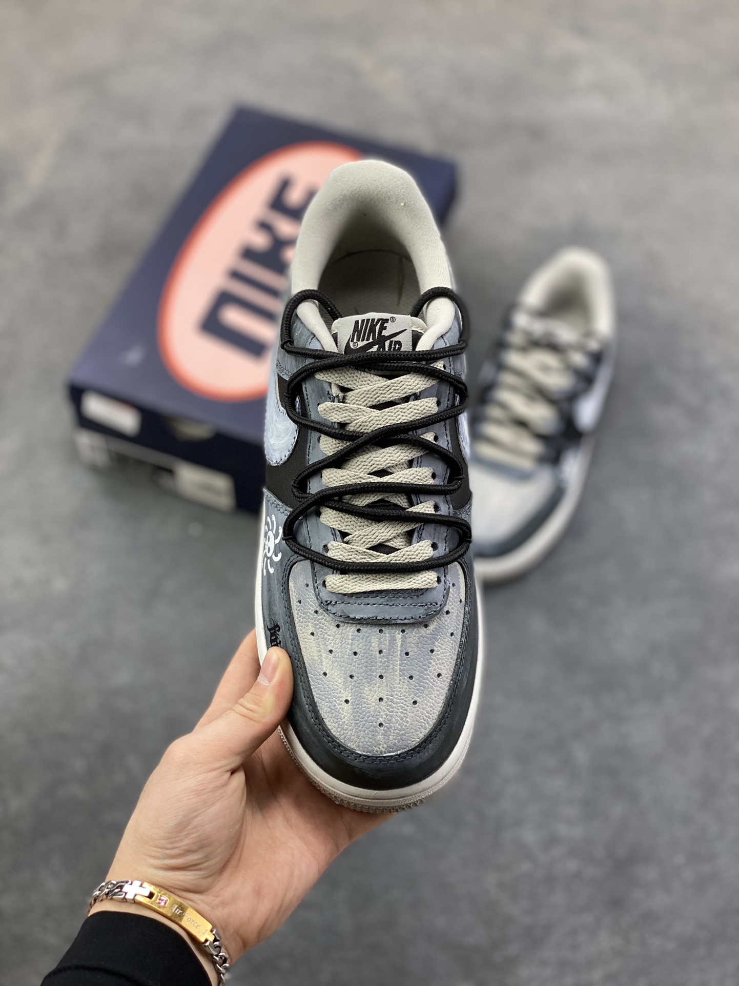 图片[2]-手绘涂鸦“墨痕骷髅”Nike Air Force 1 “Ink stained skeleton”空军一号定制板鞋 鞋身以层次分明的灰白黑铺陈，像是被雾霭晕染的旧墙——鞋头的“Faith”暗纹藏着隐晦情绪，鞋侧那枚带触须的骷髅涂鸦，混着潦草笔迹的“when uou”，把叛逆气揉进了斑驳墨痕里。就连标志性的Swoosh都裹着做旧笔触，鞋底的“Air”标识也沾了灰调晕染，像是刚从街头涂鸦现场走出来 货号：CW6871-777 尺码：36 36.5 37.5 38 38.5 39 40 40.5 41 42 42.5 43 44 44.5 45-选品中心