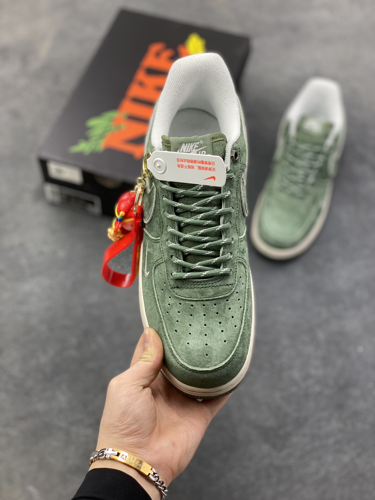 图片[2]-Nike Air Force 1 \’07 Low “头层猪八拼接” 空军一号 高端定制 低帮 运动鞋 休闲鞋 折边针车 工艺难度大 原楦头原纸板 原装鞋盒 定制五金配件 内置全掌气垫 原厂鞋底 货号：DY9867-105 尺码：36 36.5 37.5 38 38.5 39 40 40.5 41 42 42.5 43 44 44.5 45-选品中心
