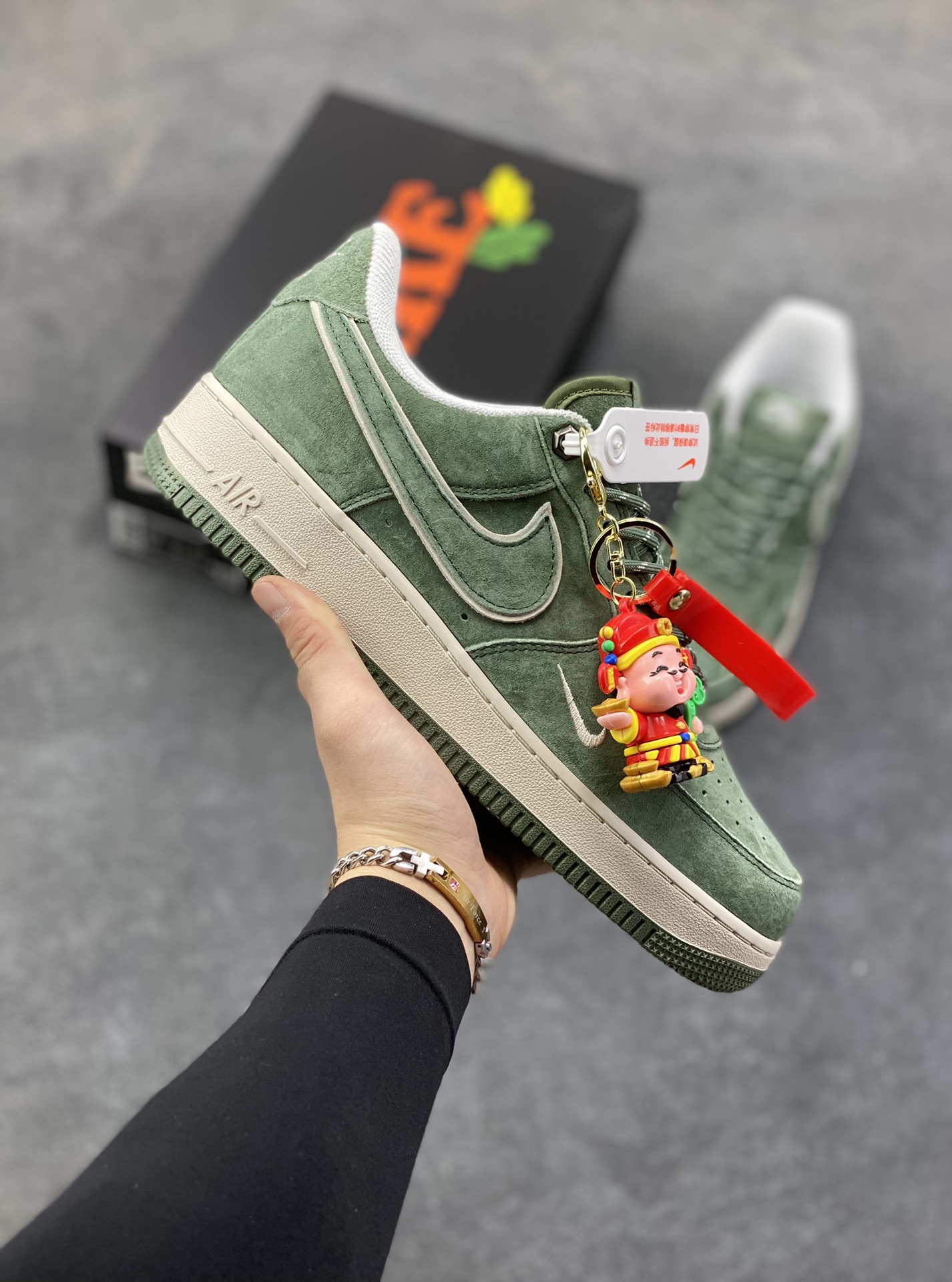 Nike Air Force 1 \’07 Low “头层猪八拼接” 空军一号 高端定制 低帮 运动鞋 休闲鞋 折边针车 工艺难度大 原楦头原纸板 原装鞋盒 定制五金配件 内置全掌气垫 原厂鞋底 货号：DY9867-105 尺码：36 36.5 37.5 38 38.5 39 40 40.5 41 42 42.5 43 44 44.5 45-选品中心
