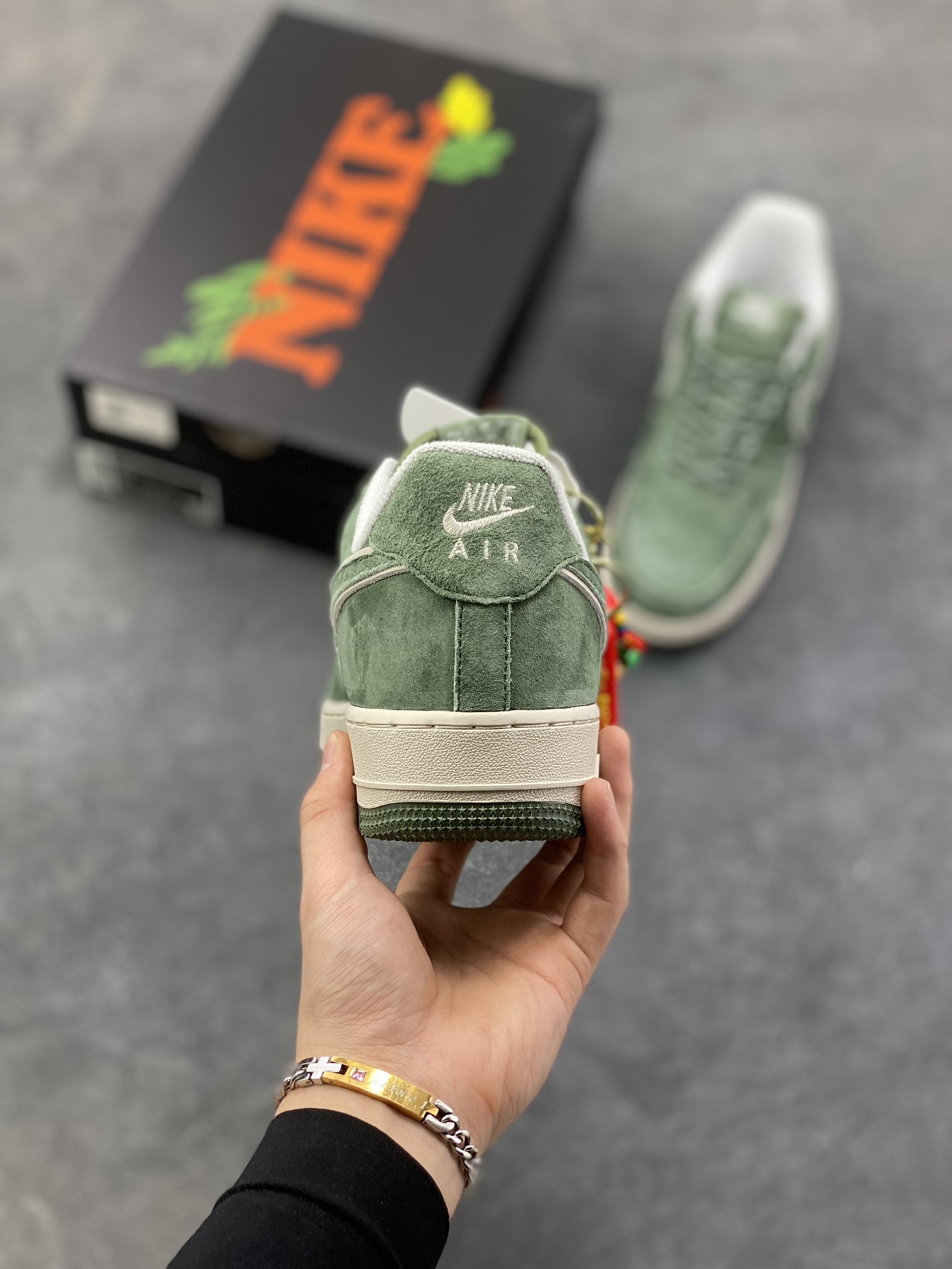 图片[4]-Nike Air Force 1 \’07 Low “头层猪八拼接” 空军一号 高端定制 低帮 运动鞋 休闲鞋 折边针车 工艺难度大 原楦头原纸板 原装鞋盒 定制五金配件 内置全掌气垫 原厂鞋底 货号：DY9867-105 尺码：36 36.5 37.5 38 38.5 39 40 40.5 41 42 42.5 43 44 44.5 45-选品中心