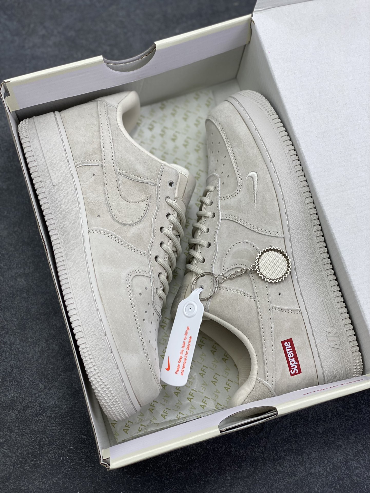 图片[9]-Nike Air Force 1 \’07 Low “Supreme联名——全猪八”空军一号 高端定制 低帮 运动鞋 休闲鞋 折边针车 工艺难度大 原楦头原纸板 原装鞋盒 定制五金配件 内置全掌气垫 原厂鞋底 货号：DF0188-116 尺码：36 36.5 37.5 38 38.5 39 40 40.5 41 42 42.5 43 44 44.5 45-选品中心