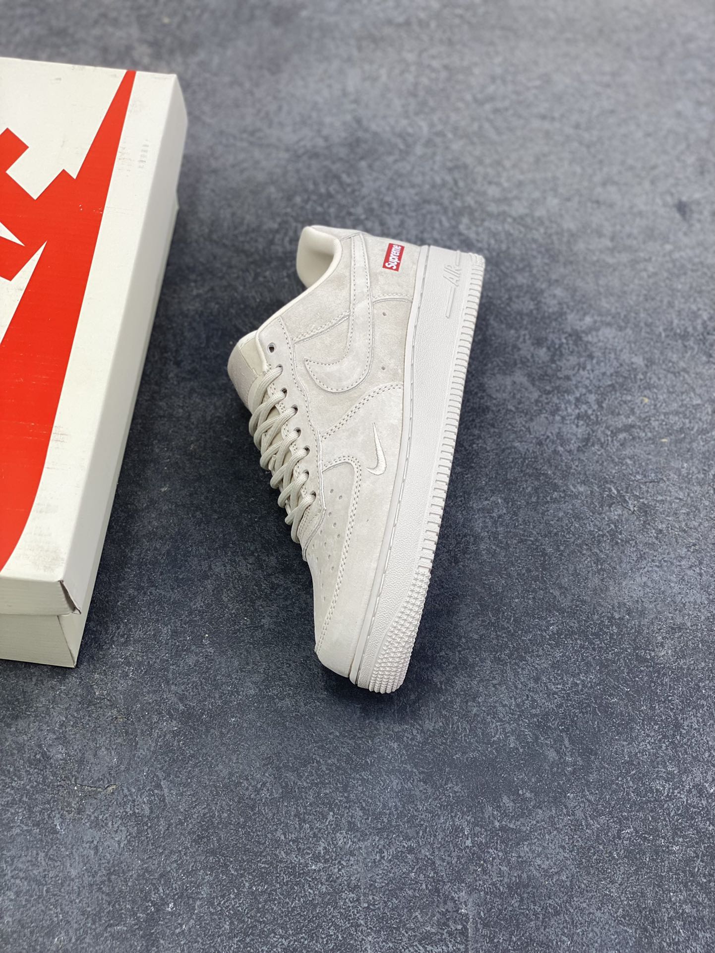 图片[7]-Nike Air Force 1 \’07 Low “Supreme联名——全猪八”空军一号 高端定制 低帮 运动鞋 休闲鞋 折边针车 工艺难度大 原楦头原纸板 原装鞋盒 定制五金配件 内置全掌气垫 原厂鞋底 货号：DF0188-116 尺码：36 36.5 37.5 38 38.5 39 40 40.5 41 42 42.5 43 44 44.5 45-选品中心