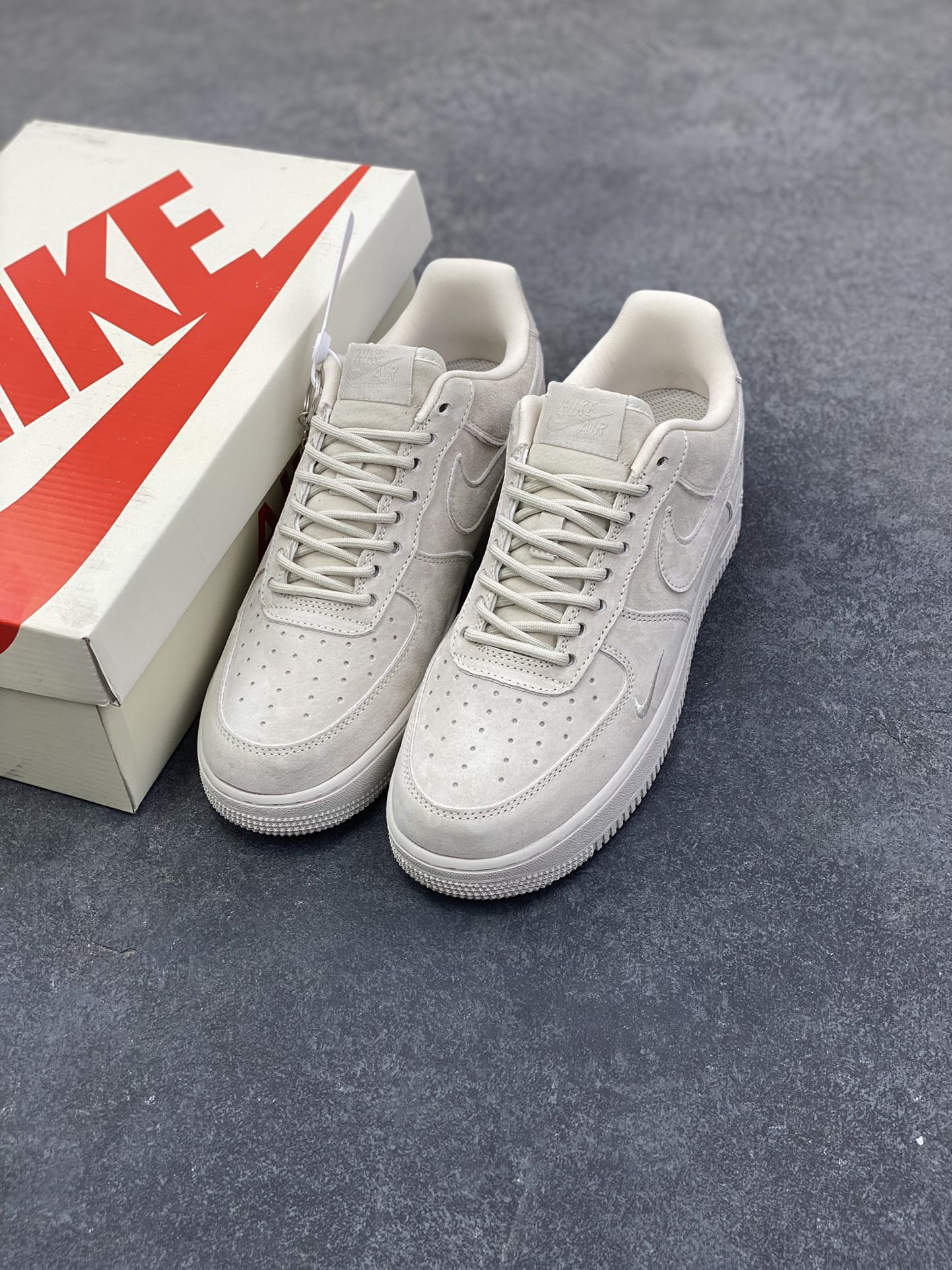 图片[8]-Nike Air Force 1 \’07 Low “Supreme联名——全猪八”空军一号 高端定制 低帮 运动鞋 休闲鞋 折边针车 工艺难度大 原楦头原纸板 原装鞋盒 定制五金配件 内置全掌气垫 原厂鞋底 货号：DF0188-116 尺码：36 36.5 37.5 38 38.5 39 40 40.5 41 42 42.5 43 44 44.5 45-选品中心