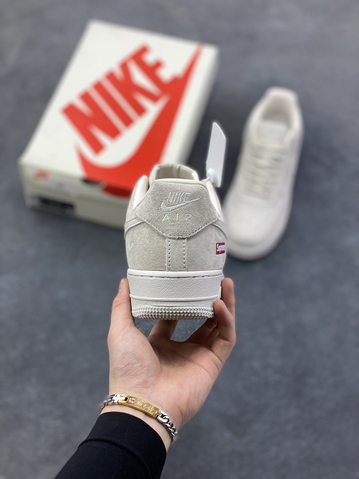 图片[4]-Nike Air Force 1 \’07 Low “Supreme联名——全猪八”空军一号 高端定制 低帮 运动鞋 休闲鞋 折边针车 工艺难度大 原楦头原纸板 原装鞋盒 定制五金配件 内置全掌气垫 原厂鞋底 货号：DF0188-116 尺码：36 36.5 37.5 38 38.5 39 40 40.5 41 42 42.5 43 44 44.5 45-选品中心