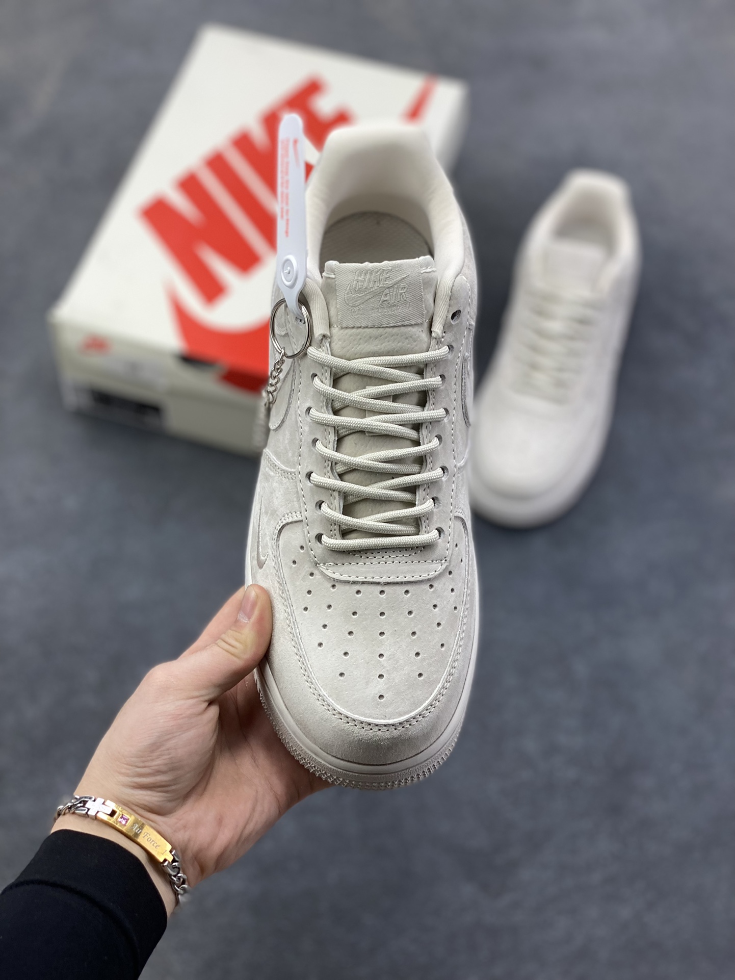 图片[2]-Nike Air Force 1 \’07 Low “Supreme联名——全猪八”空军一号 高端定制 低帮 运动鞋 休闲鞋 折边针车 工艺难度大 原楦头原纸板 原装鞋盒 定制五金配件 内置全掌气垫 原厂鞋底 货号：DF0188-116 尺码：36 36.5 37.5 38 38.5 39 40 40.5 41 42 42.5 43 44 44.5 45-选品中心