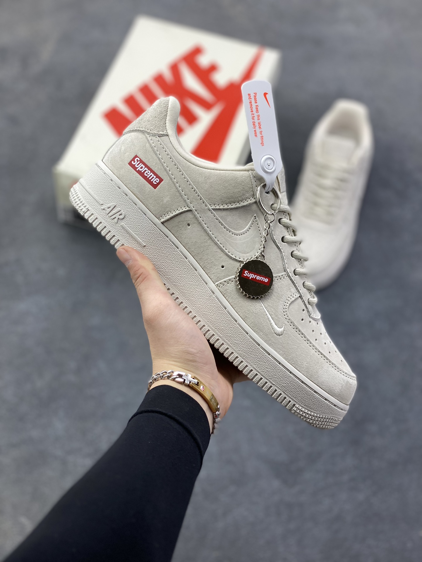 Nike Air Force 1 \'07 Low “Supreme联名——全猪八”空军一号 高端定制 低帮 运动鞋 休闲鞋 折边针车 工艺难度大 原楦头原纸板 原装鞋盒 定制五金配件 内置全掌气垫 原厂鞋底 货号：DF0188-116 尺码：36 36.5 37.5 38 38.5 39 40 40.5 41 42 42.5 43 44 44.5 45-选品中心