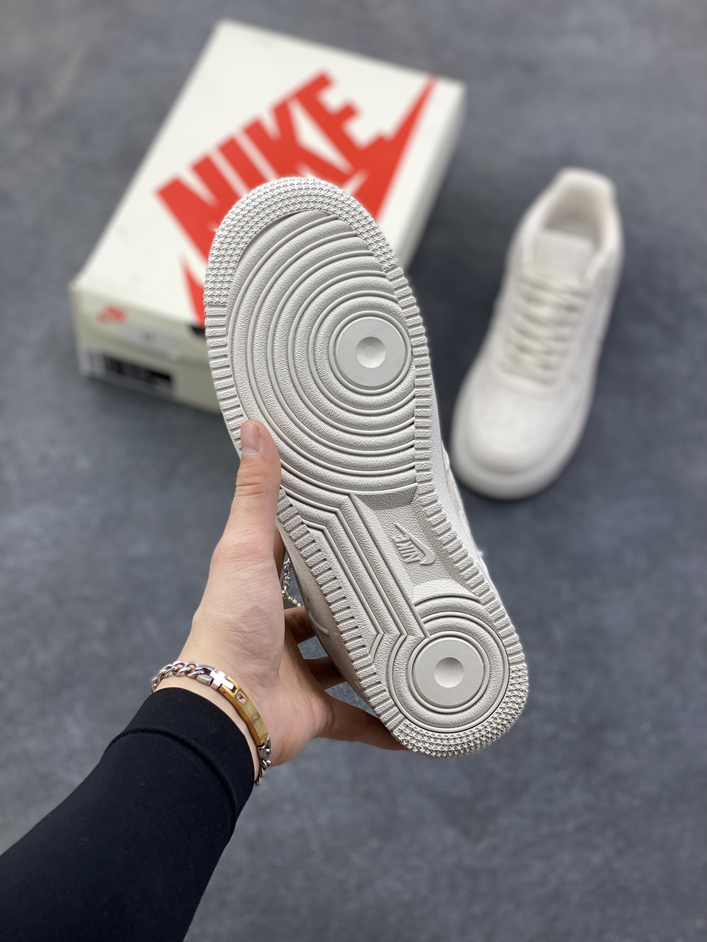 图片[5]-Nike Air Force 1 \’07 Low “Supreme联名——全猪八”空军一号 高端定制 低帮 运动鞋 休闲鞋 折边针车 工艺难度大 原楦头原纸板 原装鞋盒 定制五金配件 内置全掌气垫 原厂鞋底 货号：DF0188-116 尺码：36 36.5 37.5 38 38.5 39 40 40.5 41 42 42.5 43 44 44.5 45-选品中心