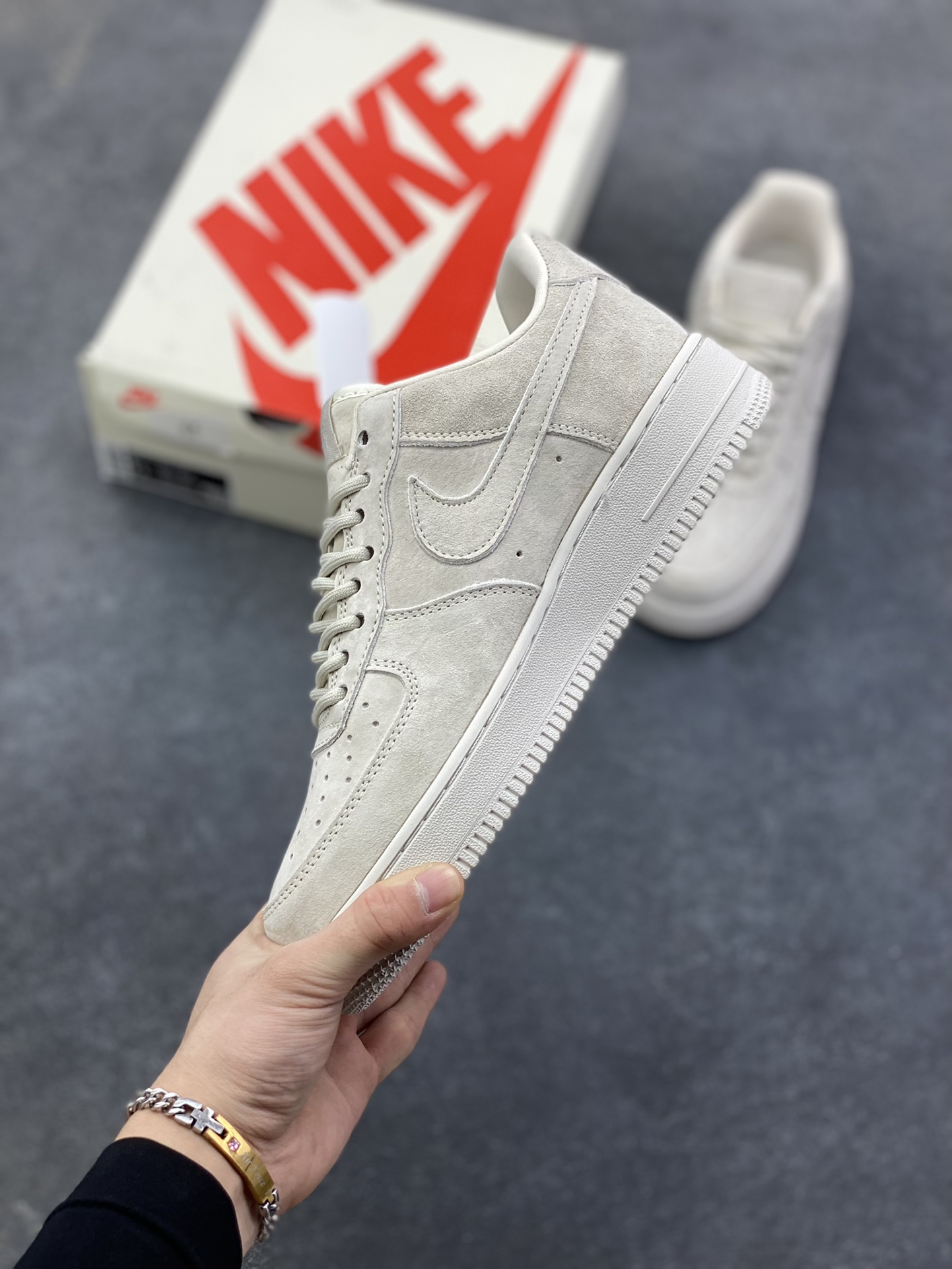 图片[3]-Nike Air Force 1 \’07 Low “Supreme联名——全猪八”空军一号 高端定制 低帮 运动鞋 休闲鞋 折边针车 工艺难度大 原楦头原纸板 原装鞋盒 定制五金配件 内置全掌气垫 原厂鞋底 货号：DF0188-116 尺码：36 36.5 37.5 38 38.5 39 40 40.5 41 42 42.5 43 44 44.5 45-选品中心