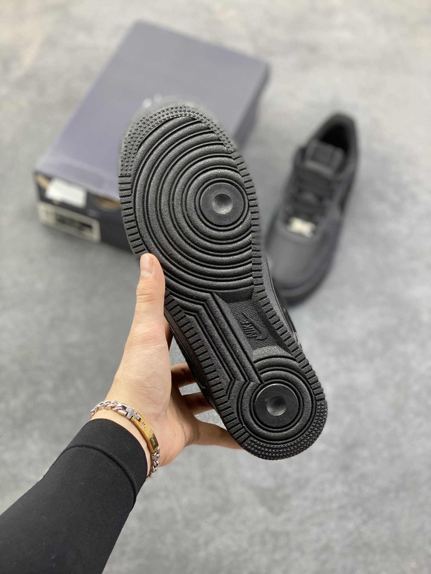 图片[5]-Nike Air Force 1 Low 空军一号低帮百搭休闲运动板鞋。柔软、弹性十足的缓震性能和出色的中底设计，横跨复古与现代的外型结合，造就出风靡全球三十多年的Force 1，直到今天还深受青睐。 货号：HQ1977-001 尺码：36 36.5 37.5 38 38.5 39 40 40.5 41 42 42.5 43 44 44.5 45-选品中心