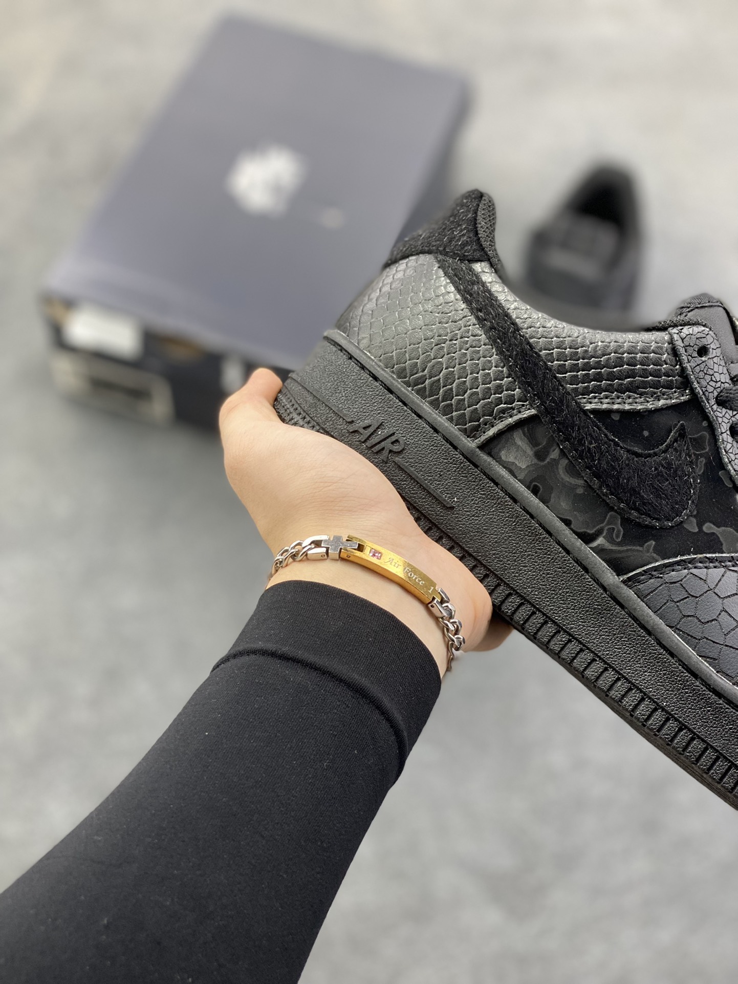 图片[6]-Nike Air Force 1 Low 空军一号低帮百搭休闲运动板鞋。柔软、弹性十足的缓震性能和出色的中底设计，横跨复古与现代的外型结合，造就出风靡全球三十多年的Force 1，直到今天还深受青睐。 货号：HQ1977-001 尺码：36 36.5 37.5 38 38.5 39 40 40.5 41 42 42.5 43 44 44.5 45-选品中心