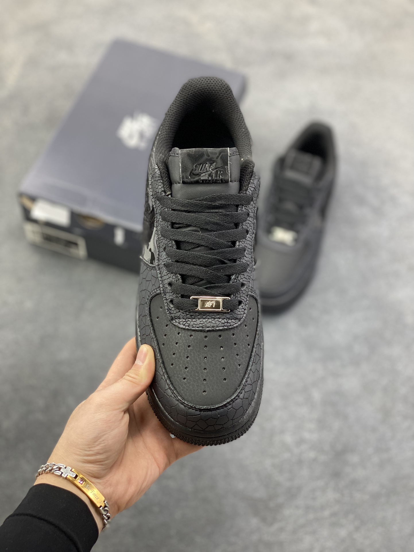 图片[2]-Nike Air Force 1 Low 空军一号低帮百搭休闲运动板鞋。柔软、弹性十足的缓震性能和出色的中底设计，横跨复古与现代的外型结合，造就出风靡全球三十多年的Force 1，直到今天还深受青睐。 货号：HQ1977-001 尺码：36 36.5 37.5 38 38.5 39 40 40.5 41 42 42.5 43 44 44.5 45-选品中心