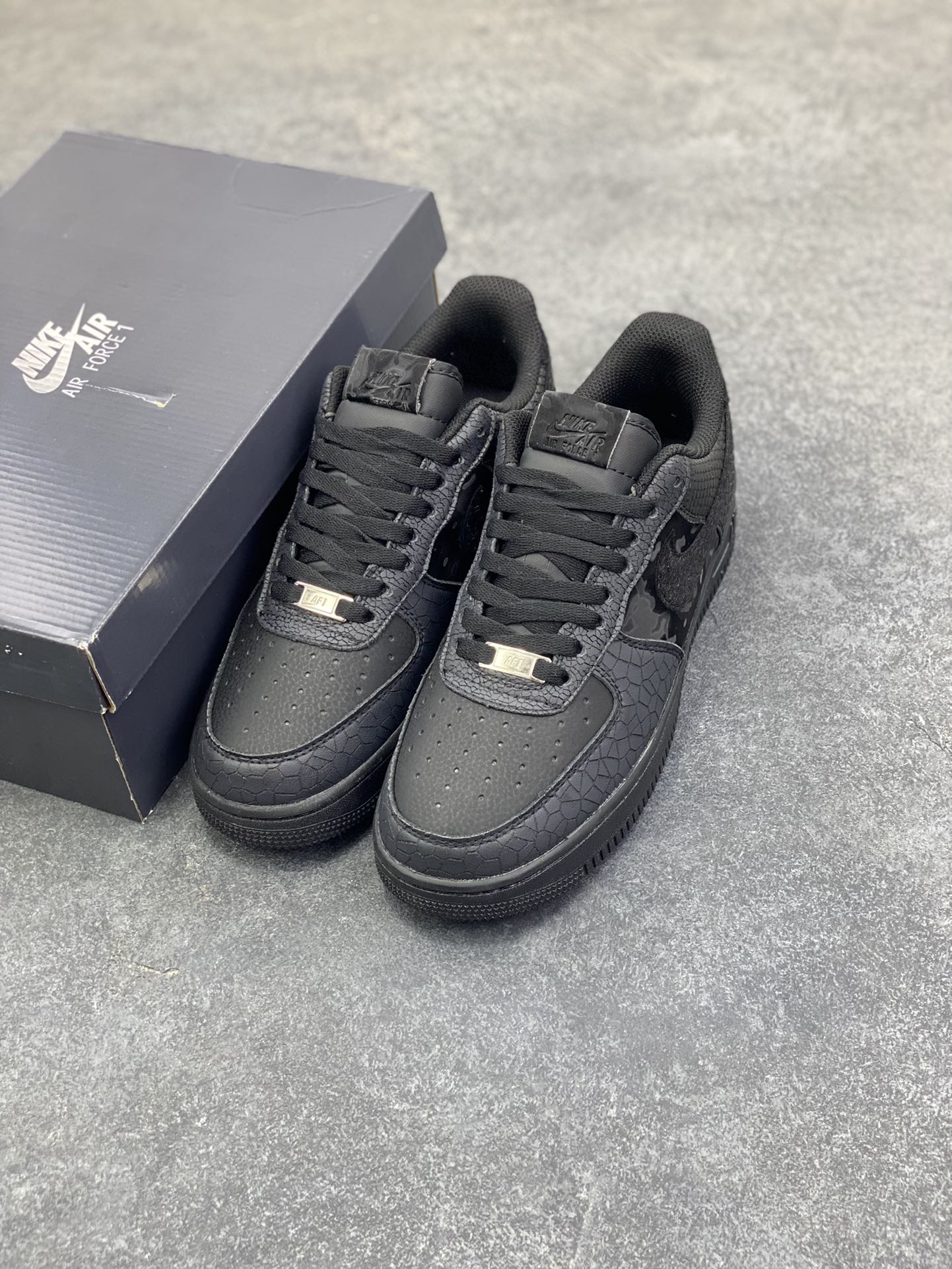 图片[8]-Nike Air Force 1 Low 空军一号低帮百搭休闲运动板鞋。柔软、弹性十足的缓震性能和出色的中底设计，横跨复古与现代的外型结合，造就出风靡全球三十多年的Force 1，直到今天还深受青睐。 货号：HQ1977-001 尺码：36 36.5 37.5 38 38.5 39 40 40.5 41 42 42.5 43 44 44.5 45-选品中心