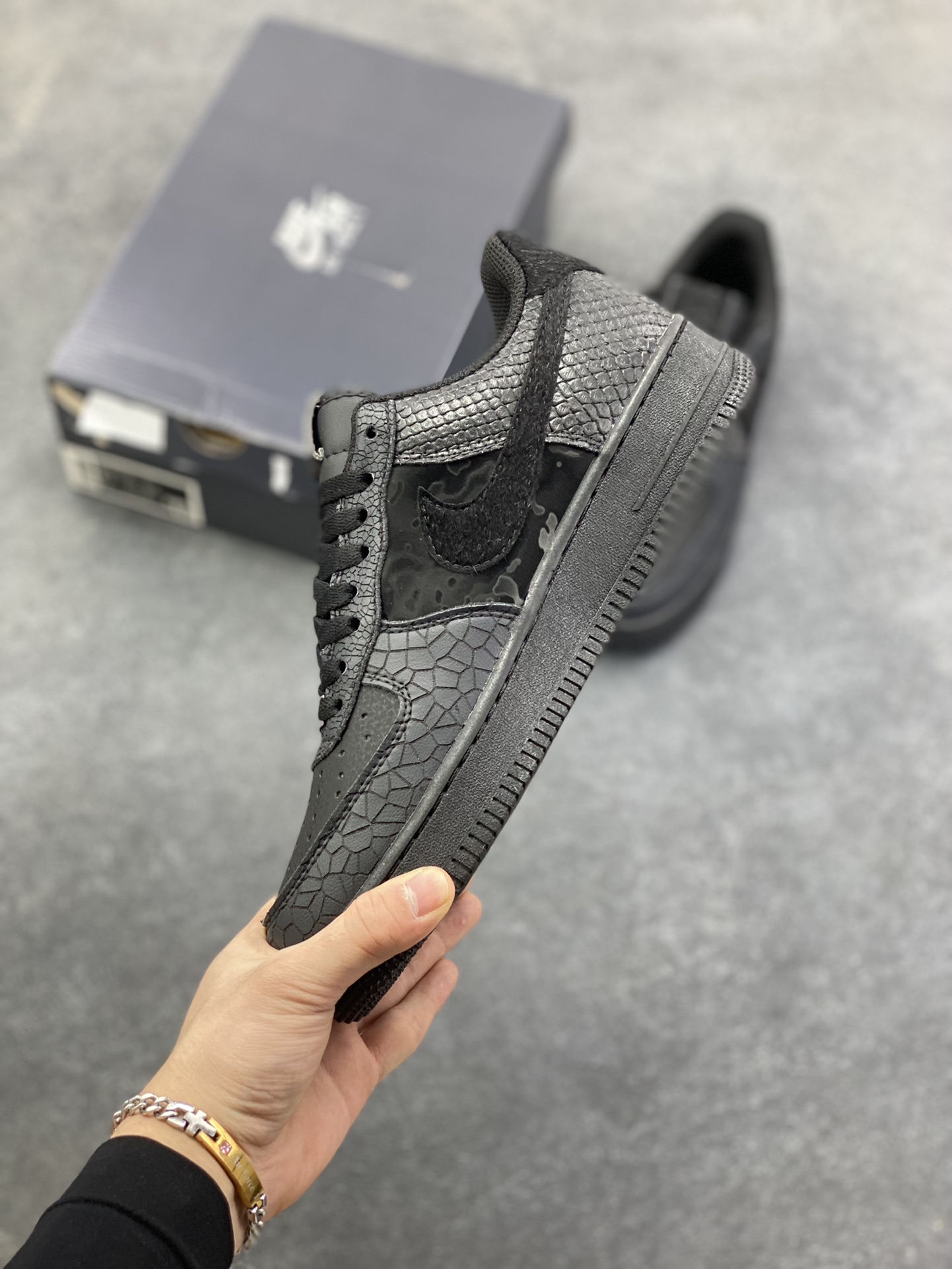 图片[3]-Nike Air Force 1 Low 空军一号低帮百搭休闲运动板鞋。柔软、弹性十足的缓震性能和出色的中底设计，横跨复古与现代的外型结合，造就出风靡全球三十多年的Force 1，直到今天还深受青睐。 货号：HQ1977-001 尺码：36 36.5 37.5 38 38.5 39 40 40.5 41 42 42.5 43 44 44.5 45-选品中心