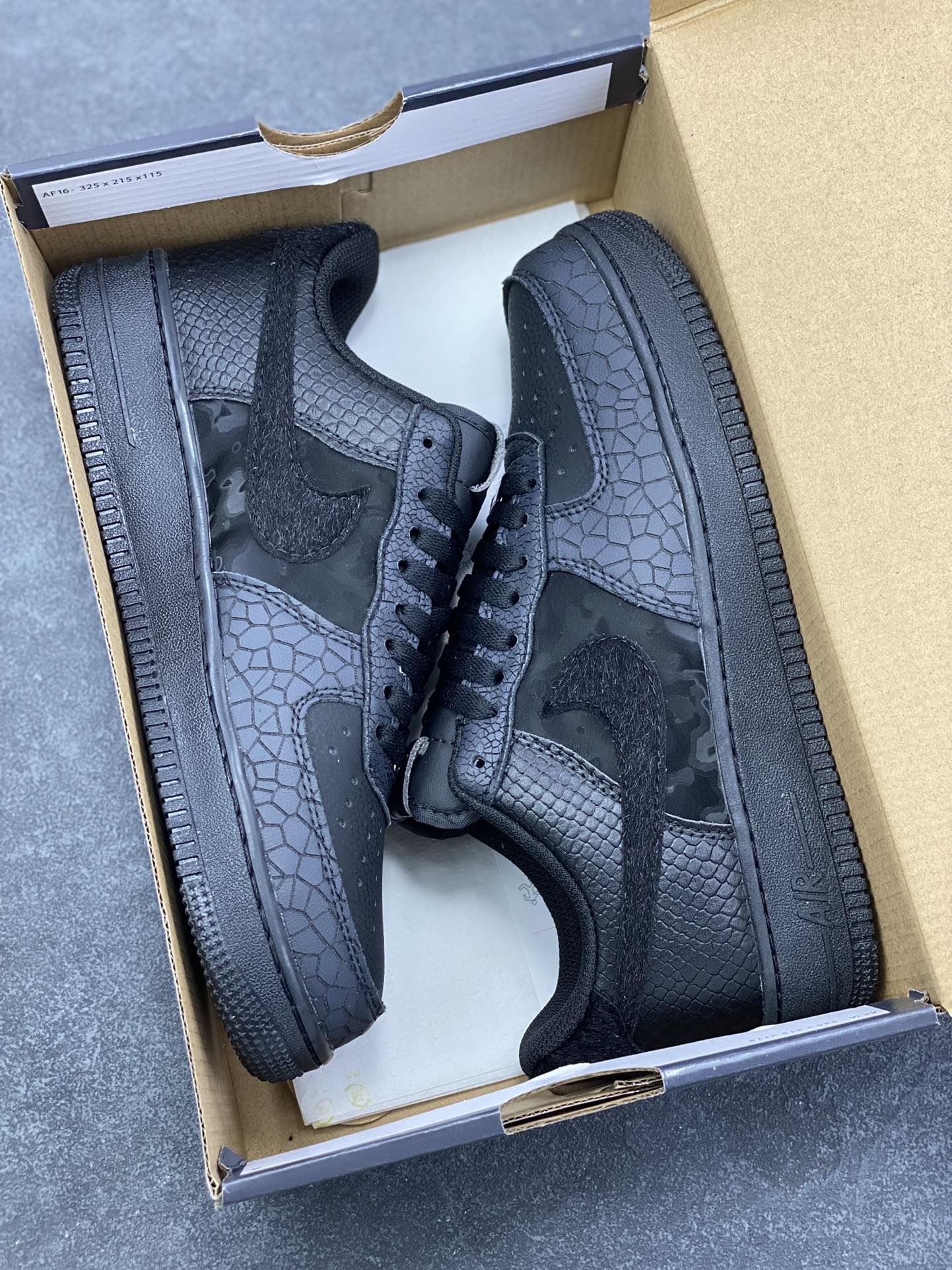图片[9]-Nike Air Force 1 Low 空军一号低帮百搭休闲运动板鞋。柔软、弹性十足的缓震性能和出色的中底设计，横跨复古与现代的外型结合，造就出风靡全球三十多年的Force 1，直到今天还深受青睐。 货号：HQ1977-001 尺码：36 36.5 37.5 38 38.5 39 40 40.5 41 42 42.5 43 44 44.5 45-选品中心
