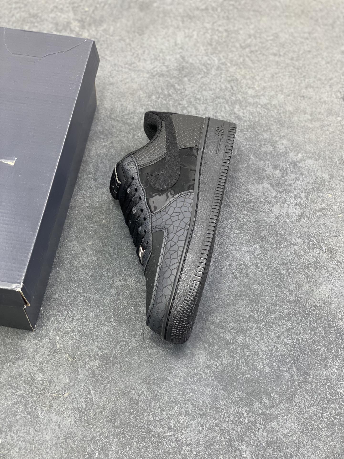 图片[7]-Nike Air Force 1 Low 空军一号低帮百搭休闲运动板鞋。柔软、弹性十足的缓震性能和出色的中底设计，横跨复古与现代的外型结合，造就出风靡全球三十多年的Force 1，直到今天还深受青睐。 货号：HQ1977-001 尺码：36 36.5 37.5 38 38.5 39 40 40.5 41 42 42.5 43 44 44.5 45-选品中心