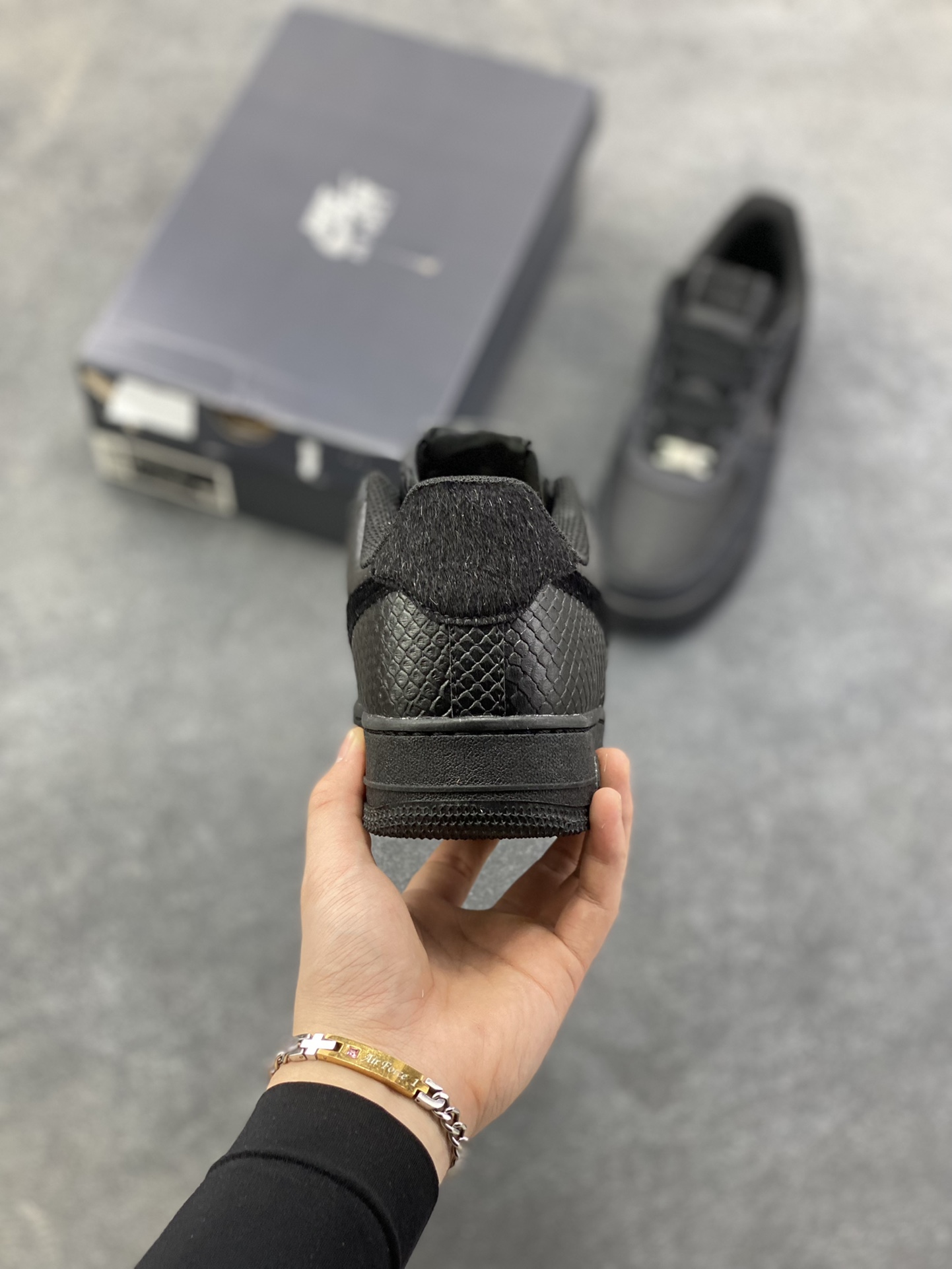 图片[4]-Nike Air Force 1 Low 空军一号低帮百搭休闲运动板鞋。柔软、弹性十足的缓震性能和出色的中底设计，横跨复古与现代的外型结合，造就出风靡全球三十多年的Force 1，直到今天还深受青睐。 货号：HQ1977-001 尺码：36 36.5 37.5 38 38.5 39 40 40.5 41 42 42.5 43 44 44.5 45-选品中心