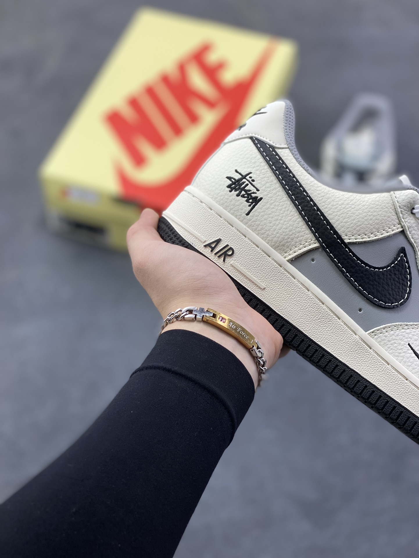 图片[6]-NIke Air Force 1 \’07 Low “斯图西联名——米黑灰拼接”空军一号 低帮 运动鞋 休闲鞋 折边针车 工艺难度大 原楦头原纸板 原装鞋盒 定制五金配件 内置全掌气垫 原厂鞋底 货号：JS8028-017 尺码：36 36.5 37.5 38 38.5 39 40 40.5 41 42 42.5 43 44 44.5 45-选品中心