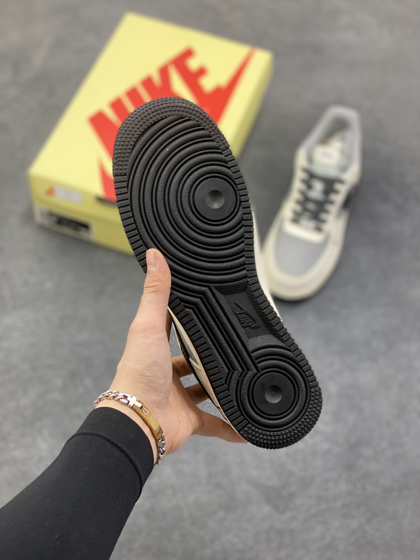 图片[5]-NIke Air Force 1 \’07 Low “斯图西联名——米黑灰拼接”空军一号 低帮 运动鞋 休闲鞋 折边针车 工艺难度大 原楦头原纸板 原装鞋盒 定制五金配件 内置全掌气垫 原厂鞋底 货号：JS8028-017 尺码：36 36.5 37.5 38 38.5 39 40 40.5 41 42 42.5 43 44 44.5 45-选品中心