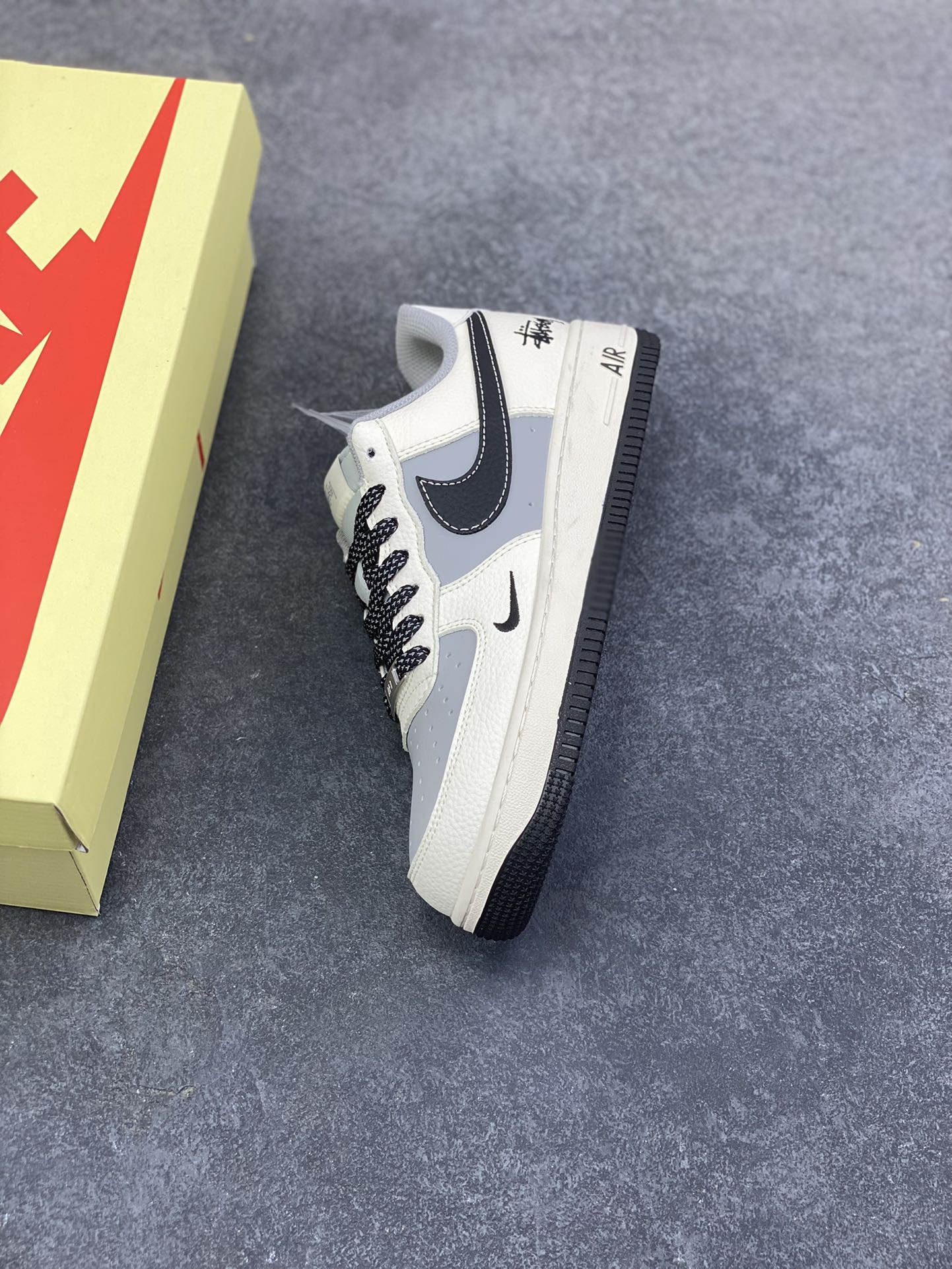 图片[7]-NIke Air Force 1 \’07 Low “斯图西联名——米黑灰拼接”空军一号 低帮 运动鞋 休闲鞋 折边针车 工艺难度大 原楦头原纸板 原装鞋盒 定制五金配件 内置全掌气垫 原厂鞋底 货号：JS8028-017 尺码：36 36.5 37.5 38 38.5 39 40 40.5 41 42 42.5 43 44 44.5 45-选品中心