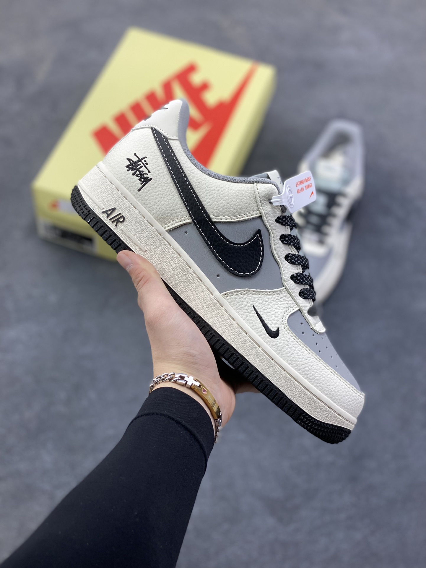 NIke Air Force 1 \’07 Low “斯图西联名——米黑灰拼接”空军一号 低帮 运动鞋 休闲鞋 折边针车 工艺难度大 原楦头原纸板 原装鞋盒 定制五金配件 内置全掌气垫 原厂鞋底 货号：JS8028-017 尺码：36 36.5 37.5 38 38.5 39 40 40.5 41 42 42.5 43 44 44.5 45-选品中心