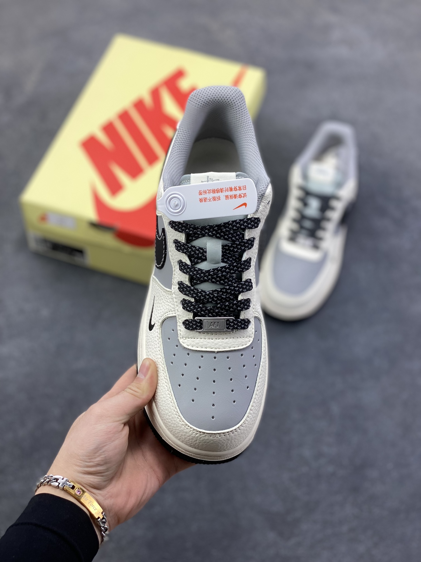 图片[2]-NIke Air Force 1 \’07 Low “斯图西联名——米黑灰拼接”空军一号 低帮 运动鞋 休闲鞋 折边针车 工艺难度大 原楦头原纸板 原装鞋盒 定制五金配件 内置全掌气垫 原厂鞋底 货号：JS8028-017 尺码：36 36.5 37.5 38 38.5 39 40 40.5 41 42 42.5 43 44 44.5 45-选品中心