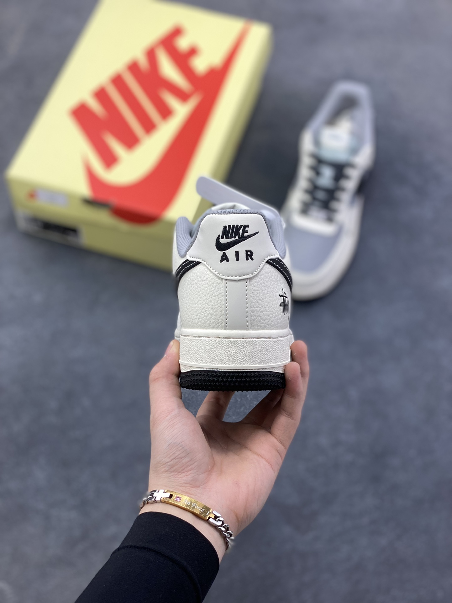 图片[4]-NIke Air Force 1 \’07 Low “斯图西联名——米黑灰拼接”空军一号 低帮 运动鞋 休闲鞋 折边针车 工艺难度大 原楦头原纸板 原装鞋盒 定制五金配件 内置全掌气垫 原厂鞋底 货号：JS8028-017 尺码：36 36.5 37.5 38 38.5 39 40 40.5 41 42 42.5 43 44 44.5 45-选品中心