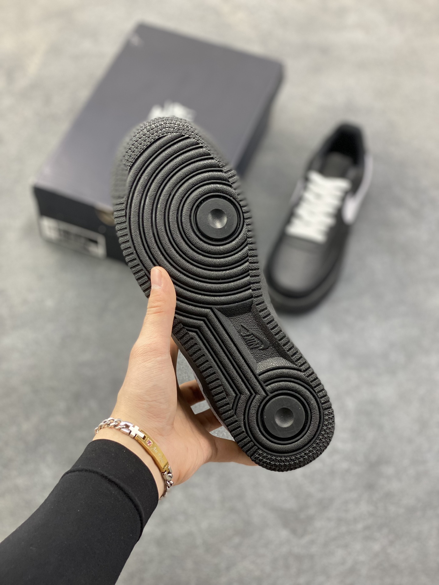 图片[5]-Nike Air Force 1 Low 空军一号低帮百搭休闲运动板鞋。柔软、弹性十足的缓震性能和出色的中底设计，横跨复古与现代的外型结合，造就出风靡全球三十多年的Force 1，直到今天还深受青睐。 货号：CW2288-001 尺码：36 36.5 37.5 38 38.5 39 40 40.5 41 42 42.5 43 44 44.5 45-选品中心