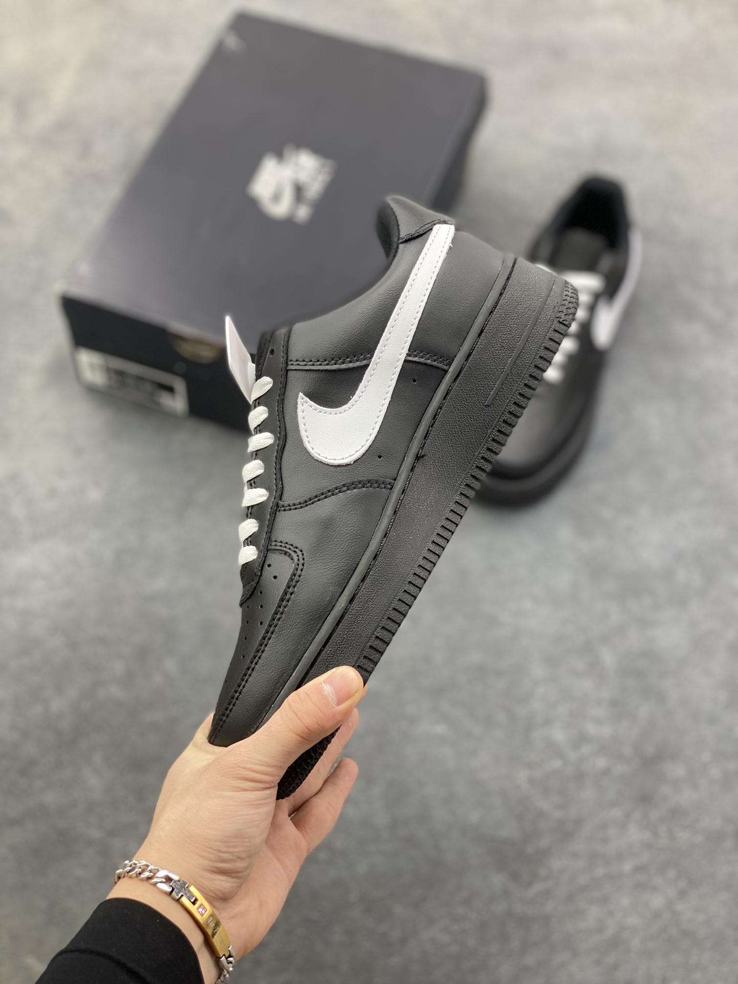 图片[3]-Nike Air Force 1 Low 空军一号低帮百搭休闲运动板鞋。柔软、弹性十足的缓震性能和出色的中底设计，横跨复古与现代的外型结合，造就出风靡全球三十多年的Force 1，直到今天还深受青睐。 货号：CW2288-001 尺码：36 36.5 37.5 38 38.5 39 40 40.5 41 42 42.5 43 44 44.5 45-选品中心