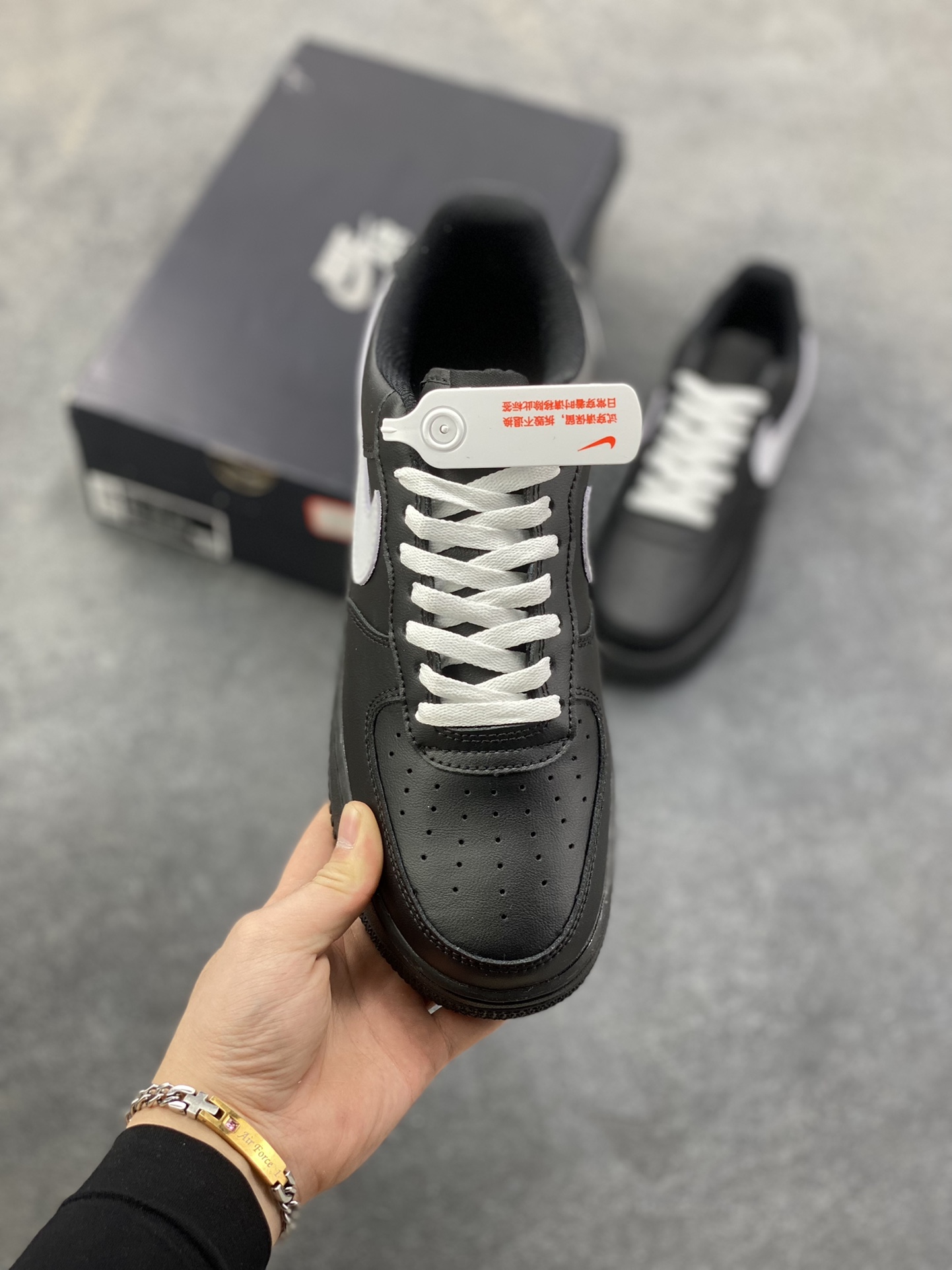 图片[2]-Nike Air Force 1 Low 空军一号低帮百搭休闲运动板鞋。柔软、弹性十足的缓震性能和出色的中底设计，横跨复古与现代的外型结合，造就出风靡全球三十多年的Force 1，直到今天还深受青睐。 货号：CW2288-001 尺码：36 36.5 37.5 38 38.5 39 40 40.5 41 42 42.5 43 44 44.5 45-选品中心