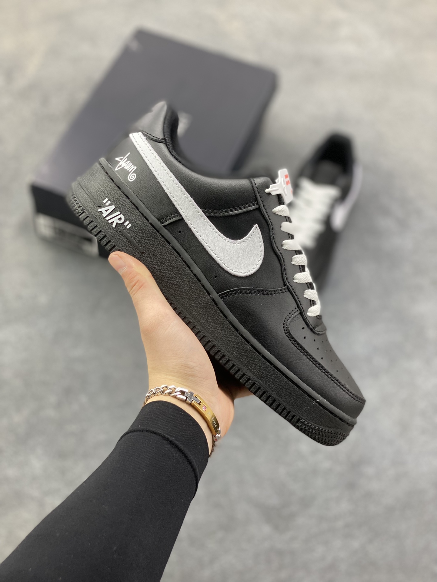 Nike Air Force 1 Low 空军一号低帮百搭休闲运动板鞋。柔软、弹性十足的缓震性能和出色的中底设计，横跨复古与现代的外型结合，造就出风靡全球三十多年的Force 1，直到今天还深受青睐。 货号：CW2288-001 尺码：36 36.5 37.5 38 38.5 39 40 40.5 41 42 42.5 43 44 44.5 45-选品中心