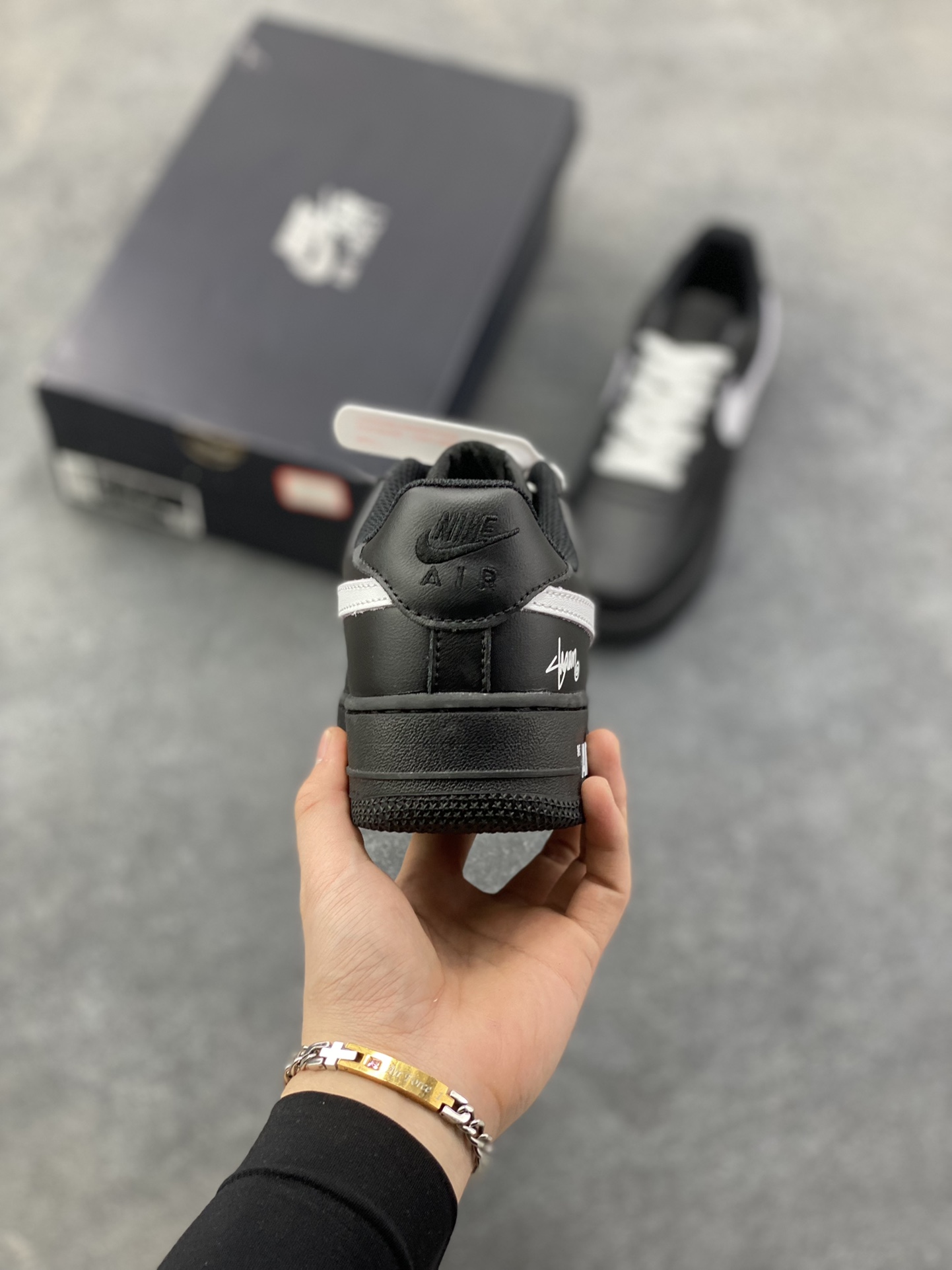 图片[4]-Nike Air Force 1 Low 空军一号低帮百搭休闲运动板鞋。柔软、弹性十足的缓震性能和出色的中底设计，横跨复古与现代的外型结合，造就出风靡全球三十多年的Force 1，直到今天还深受青睐。 货号：CW2288-001 尺码：36 36.5 37.5 38 38.5 39 40 40.5 41 42 42.5 43 44 44.5 45-选品中心