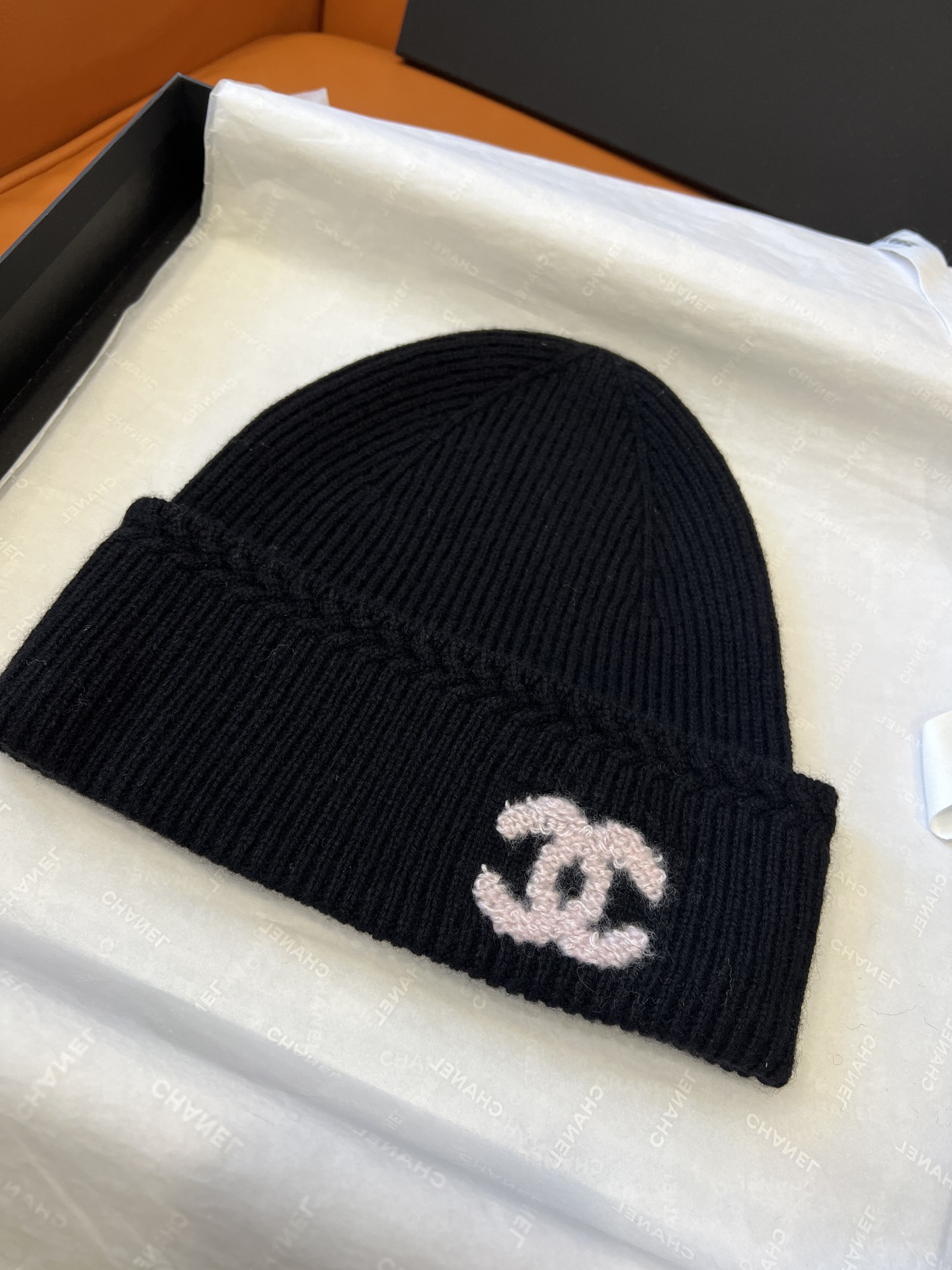 NO:621621,Purchasing version. The most beautiful cold hat, cashmere. The pink logo is very nice. It is lighter and thinner. It is very loose and comfortable. It is soft and very warm!  The simple three-dimensional logo design also looks very exquisite, and the cold hat is one-size-fits-all with slight elasticity to modify the face shape. It is versatile and fashionable, and the concave shape is easy to control for daily wear. It can be salty or sweet. It is definitely a treasure item that enhances the overall atmosphere of the outfit!  ,,hats,alexander wang19860909代购版本. 最美冷帽,羊绒 粉色logo很好看 更轻薄 很宽松舒服 软绵绵的,保暖极佳！简约立体的Logo设计也显得十分精致,冷帽均码微弹敲修饰脸型.百搭时尚,日常穿搭凹造型轻松驾驭,可盐可甜,绝对是提升整体穿搭氛围感的宝藏单品！,,hats,alexander wang,Women's clothing